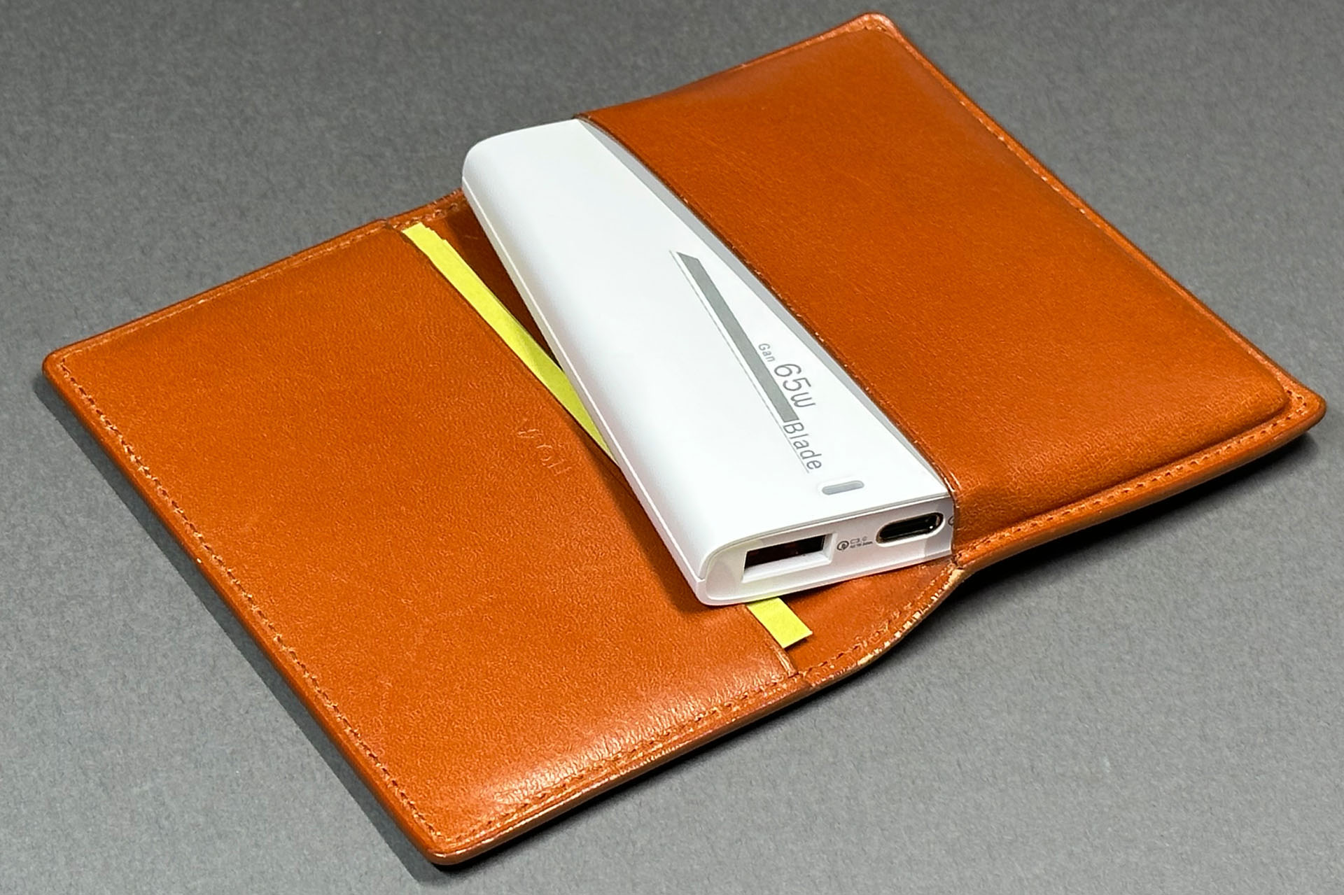 名刺入れにもギリ入る。このUSB-ACアダプターの携帯性は、名刺入れとだいたい同じ。