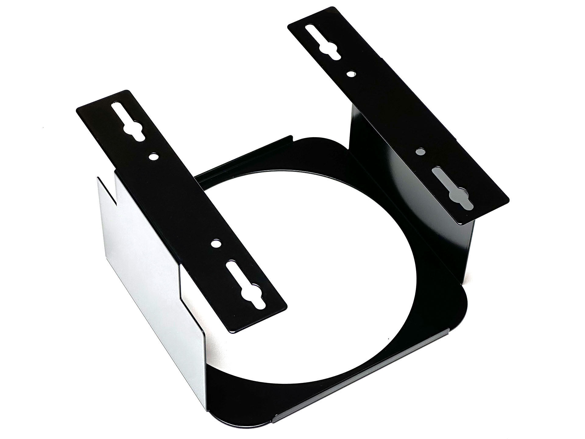 スチール製のマウントは、PREDUCTS DESKの<a href="https://preducts.jp/products/mount-studio" class="strong bn" target="_blank">「Mount for Mac Studio」</a>という製品。直販価格9900円。