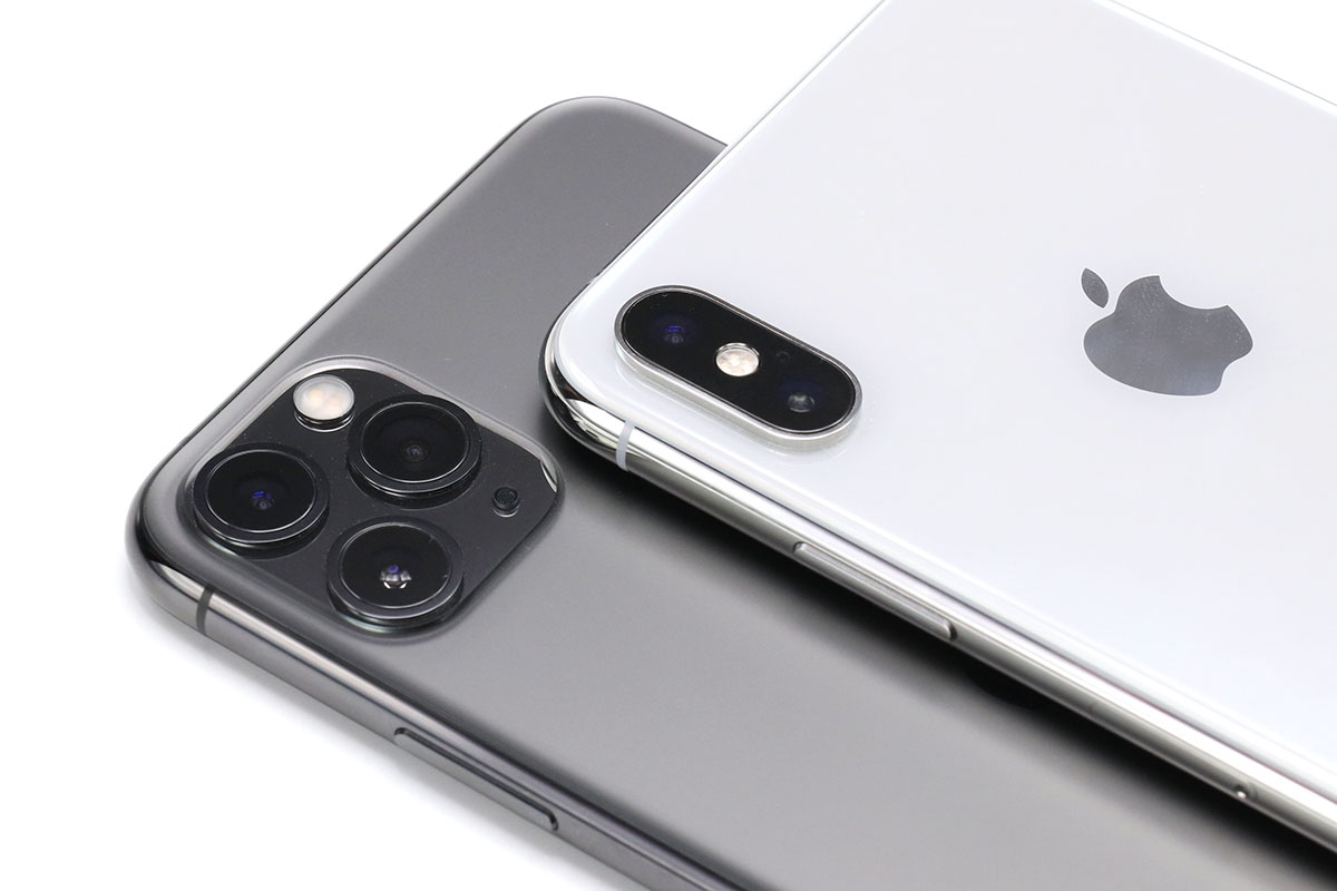 上の白い端末がiPhone XS Maxで、下の黒っぽい端末がiPhone 11 Pro Max。iPhone 11 Pro Maxからカメラの大型化が始まったのであった。でもiPhone 11 Pro Maxだとまだレンズの出っ張りは控えめ。