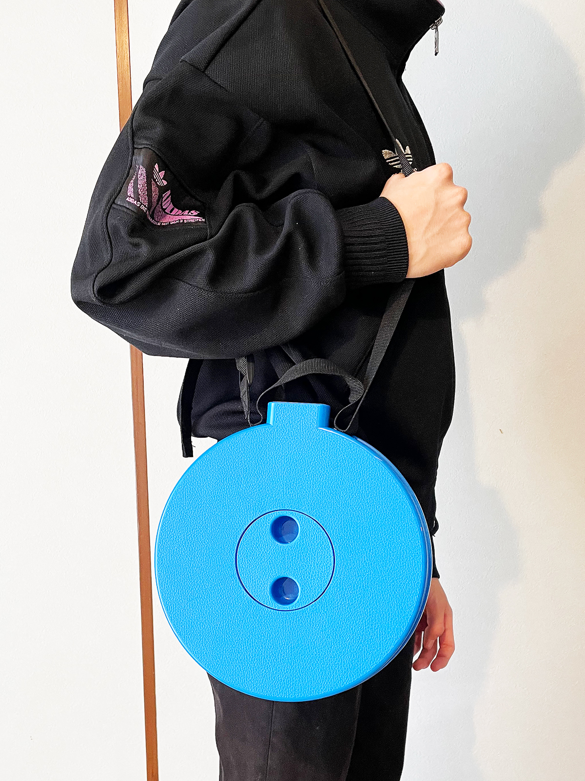 持ち運び用の紐が付属しており、肩に掛けて運ぶことができます。