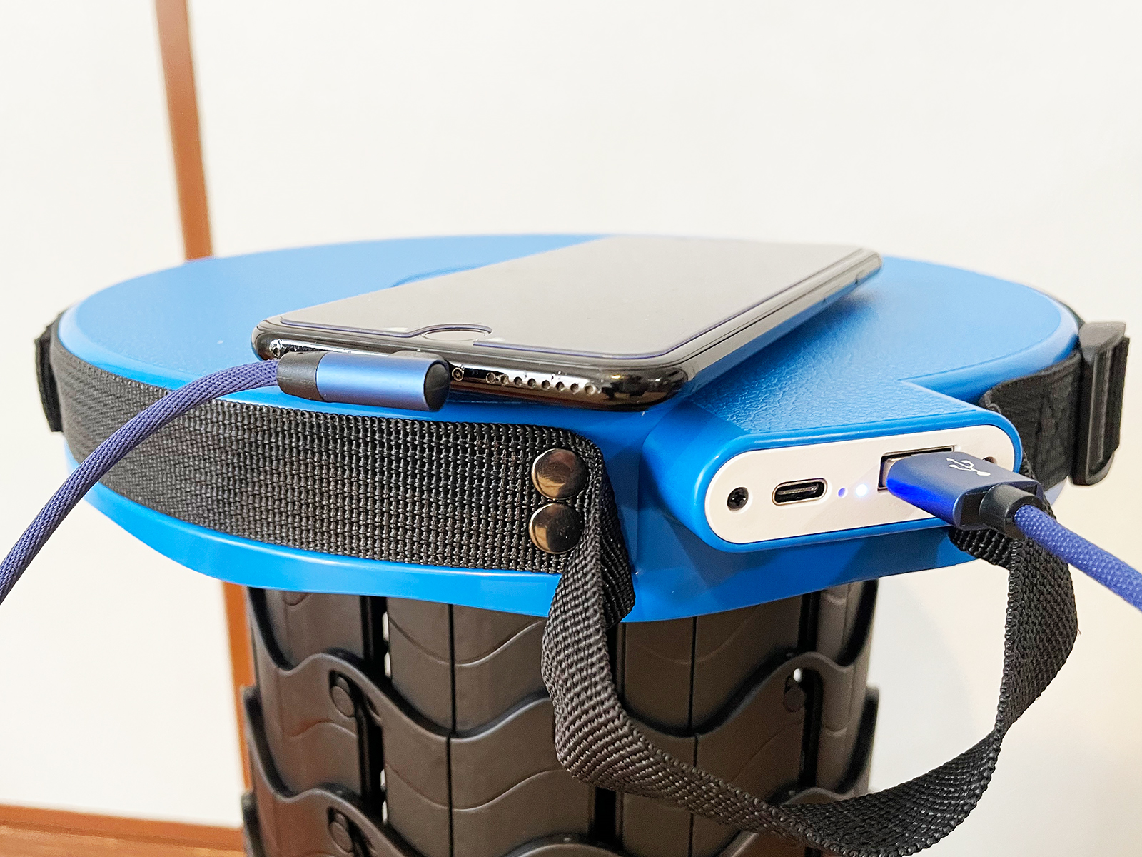 入・出力用のUSB Type-Cポートと、出力用のUSB Type-Aポートを備えます。充電中は青いランプが灯ります。