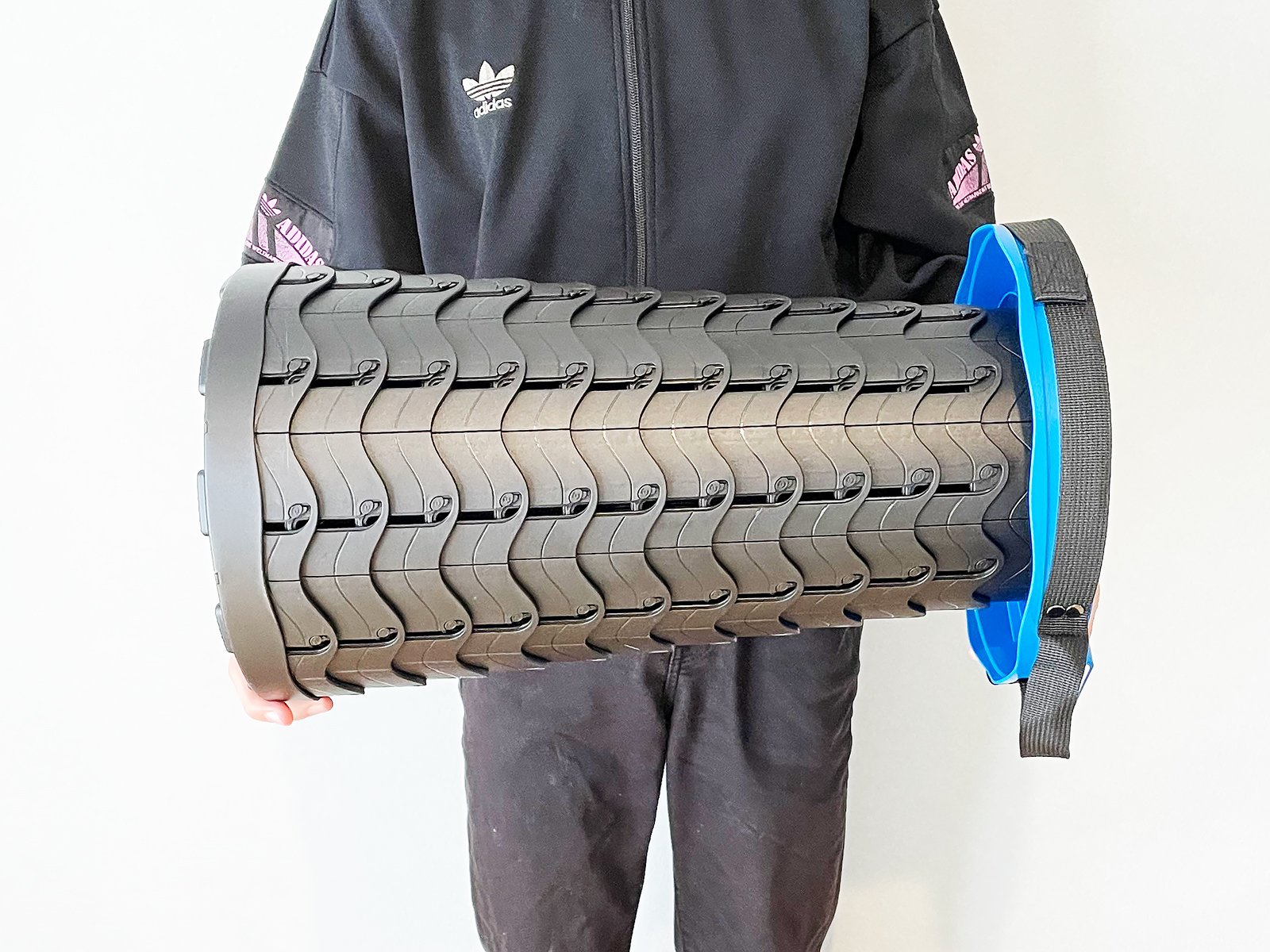 折りたたみ部分は伸縮式で、座面と底面を持ってよいしょと開くと展開できます。