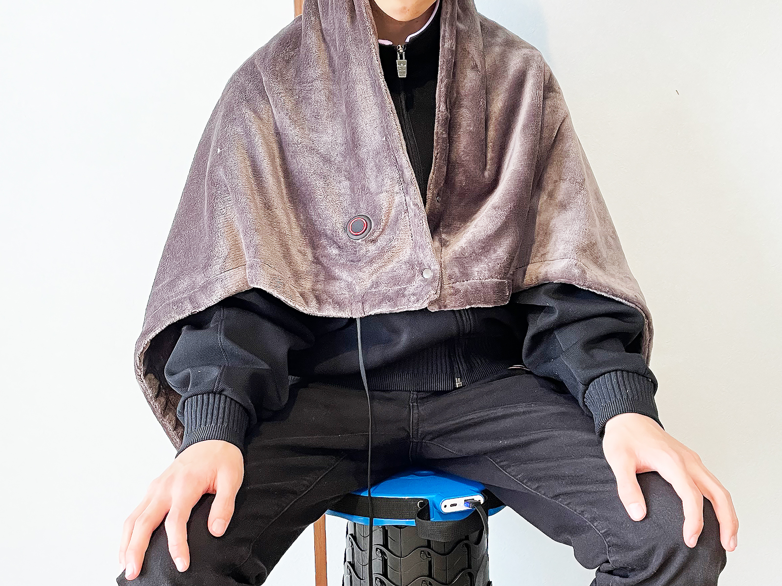 USBブランケットと一緒に使えば、寒々しい真冬の野外でも暖かく過ごせます。キャンプなどでも便利そうです。