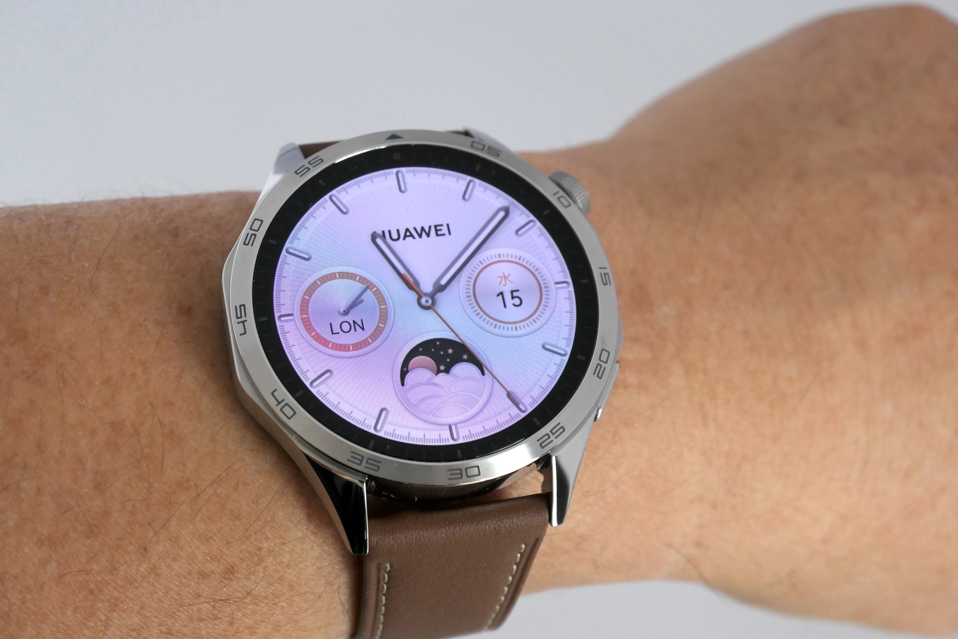 文字盤は円形だが、土台となるケースは八角形で硬質な印象