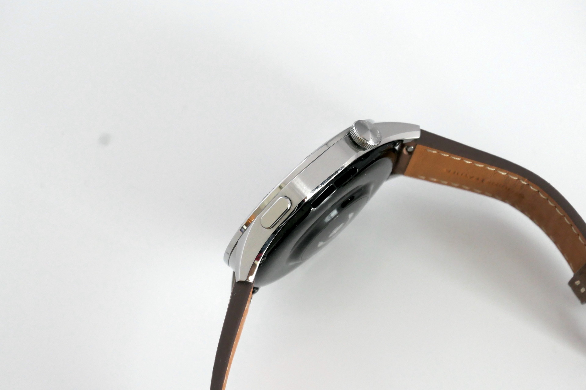 右側にリューズを模した回せるボタンと機能ボタンを搭載。スピーカーもあり、Bluetooth通話に対応している