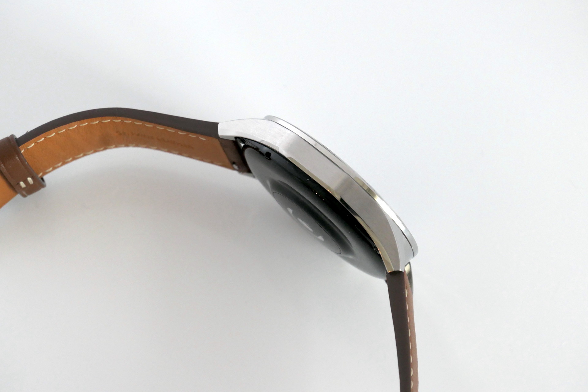 左側にはボタンはなく、マイクが搭載されている