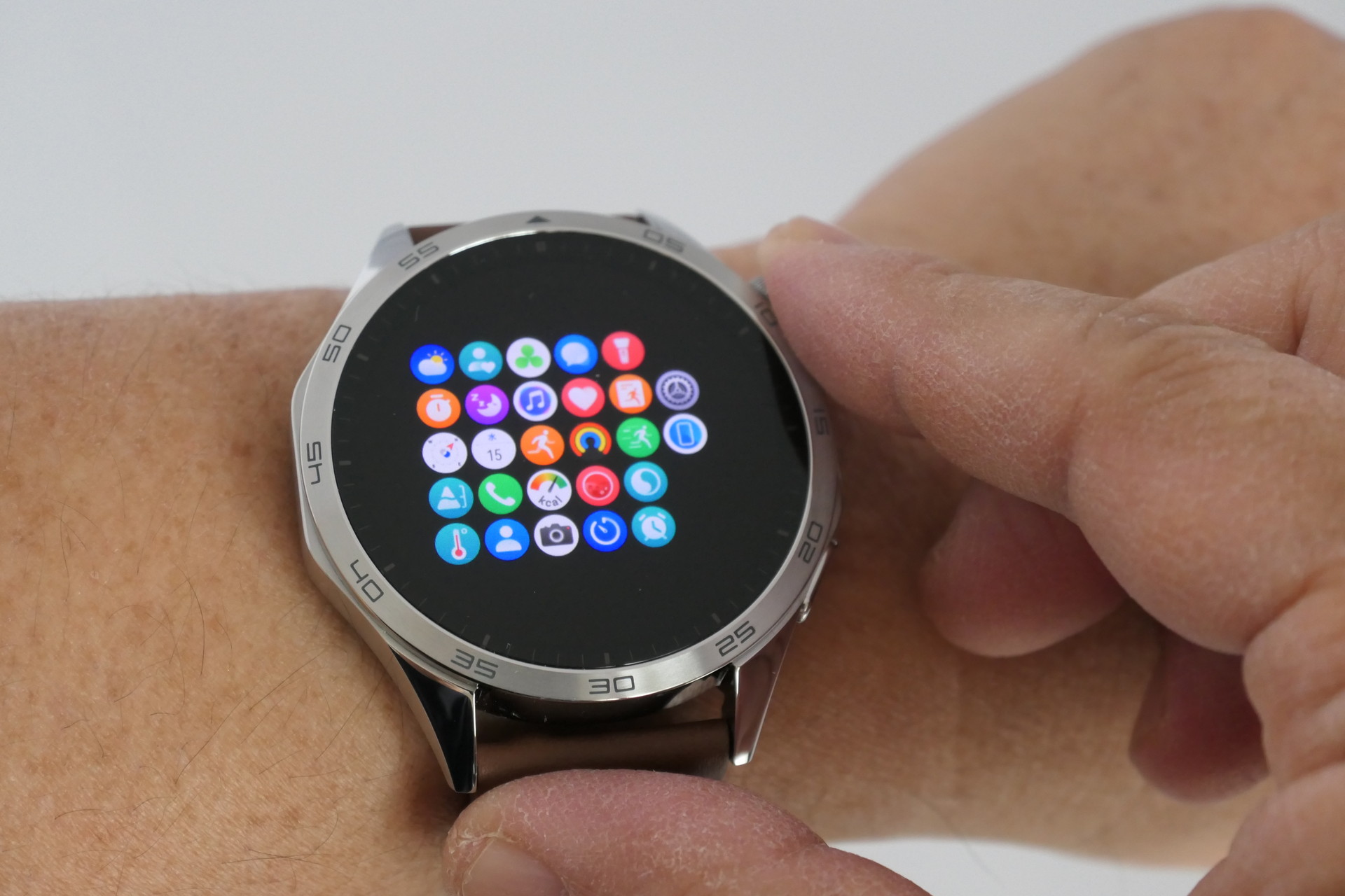 上のボタンを回して、アイコンメニューを拡大・縮小できる