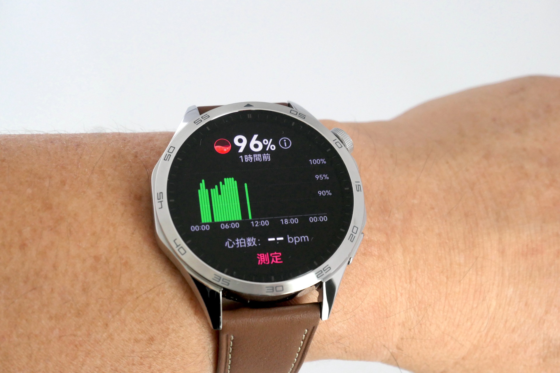 ヘルスケアのデータはウォッチの画面でも確認できる。心拍数や血中酸素濃度レベルは手動での測定も可能