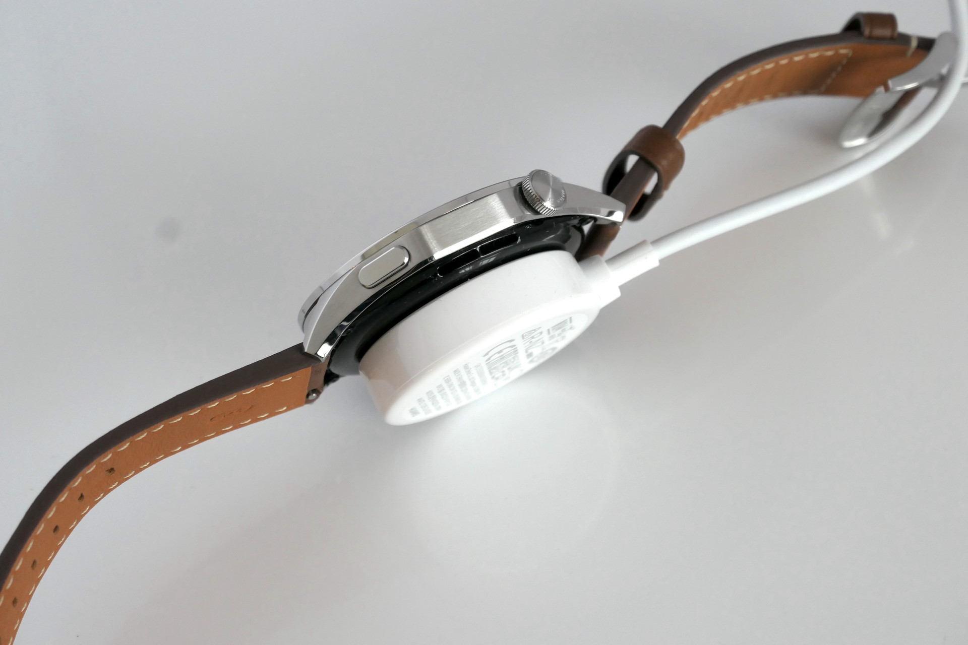 同梱の充電クレードル付きUSBケーブルを用いて充電する。マグネット式なので、充電途中に外れる心配は無用。普通に使っても2週間の電池持ちを見込めるので、充電は週に１回程度で済みそうだ