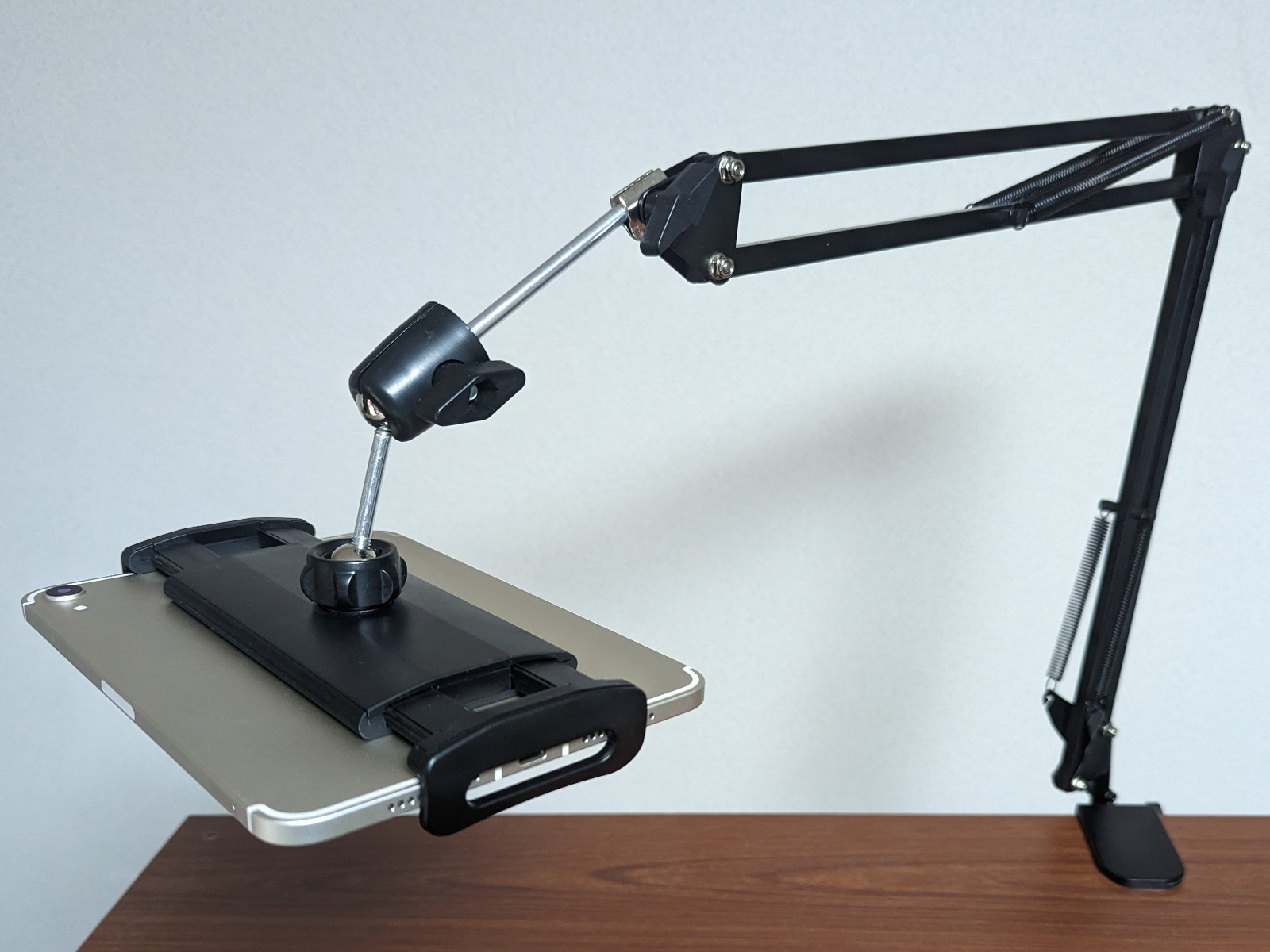 可動範囲は広く、また同等製品に比べて一度決めた角度をしっかりと保持できる