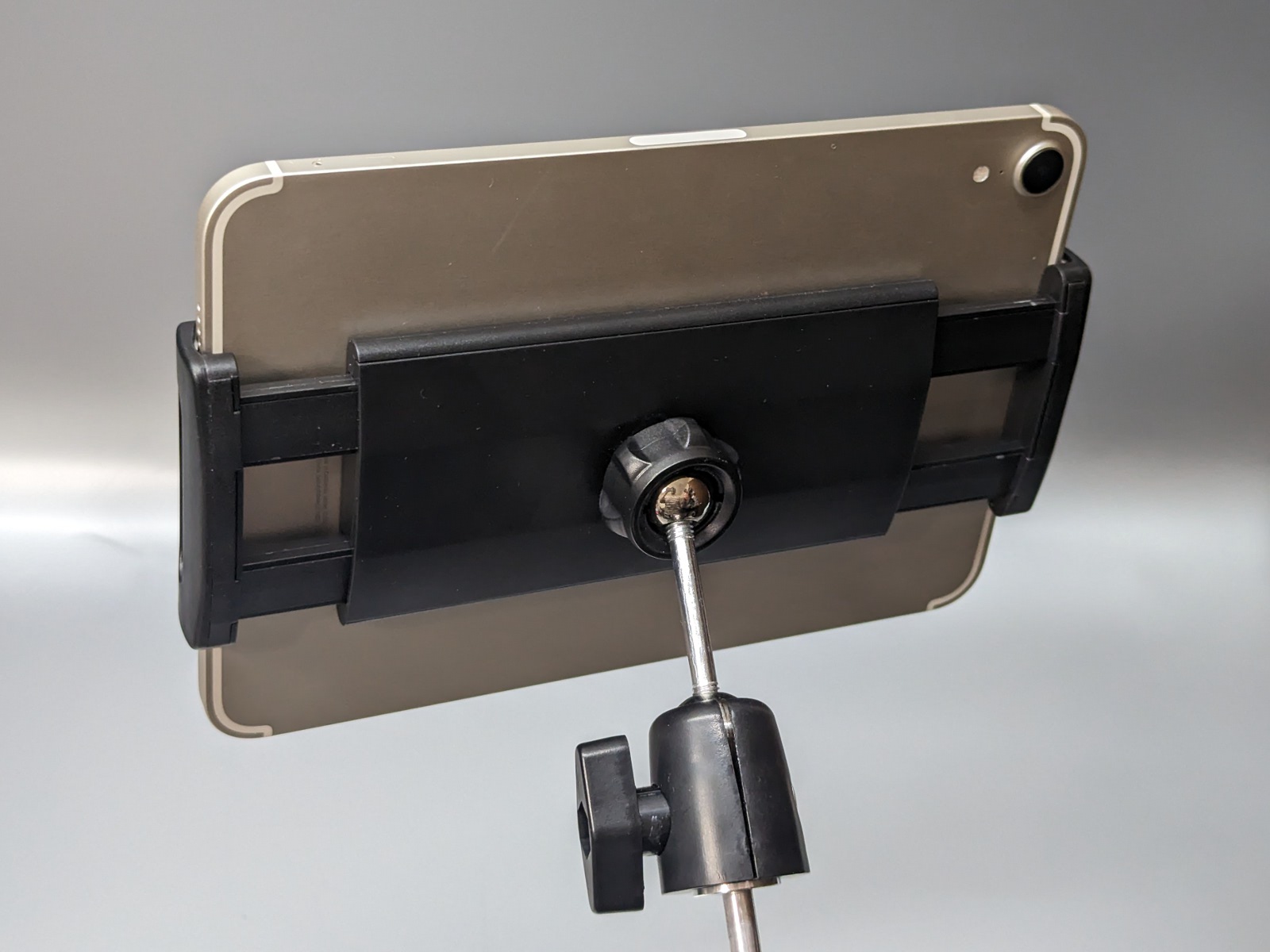 クリップで挟めるのは「8インチタブレットの長辺」「10インチクラスのタブレットの短辺」が妥当。スマホは挟めない