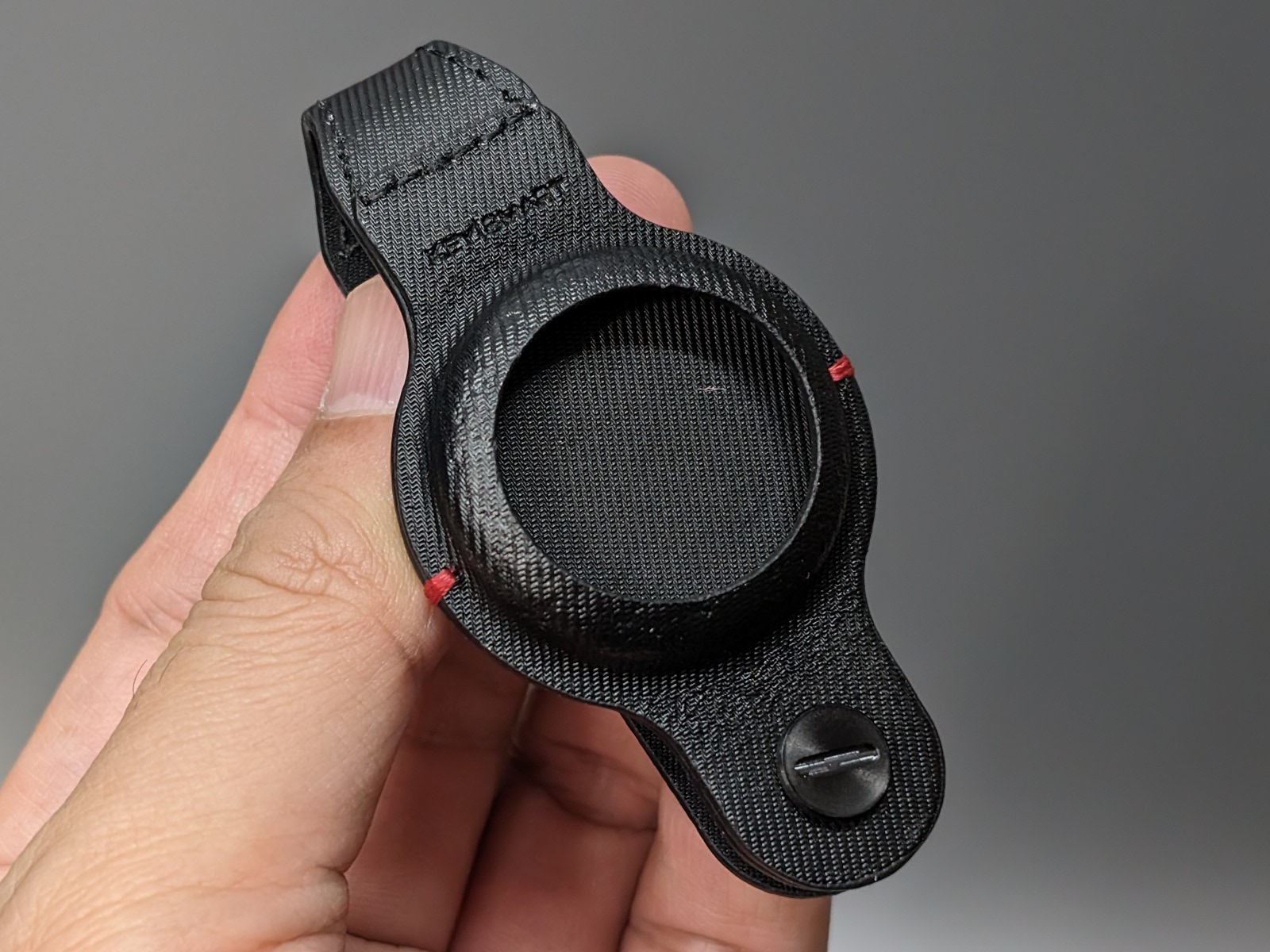 本体上部にAirTagをはめ込むためのスペースが用意されている