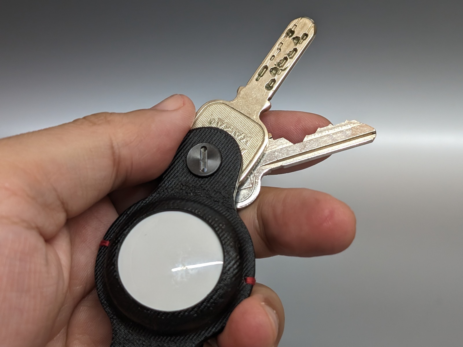 カギを使う時は180度回転させて取り出す。こうやって使っているとAirTagの存在を忘れてしまうほど