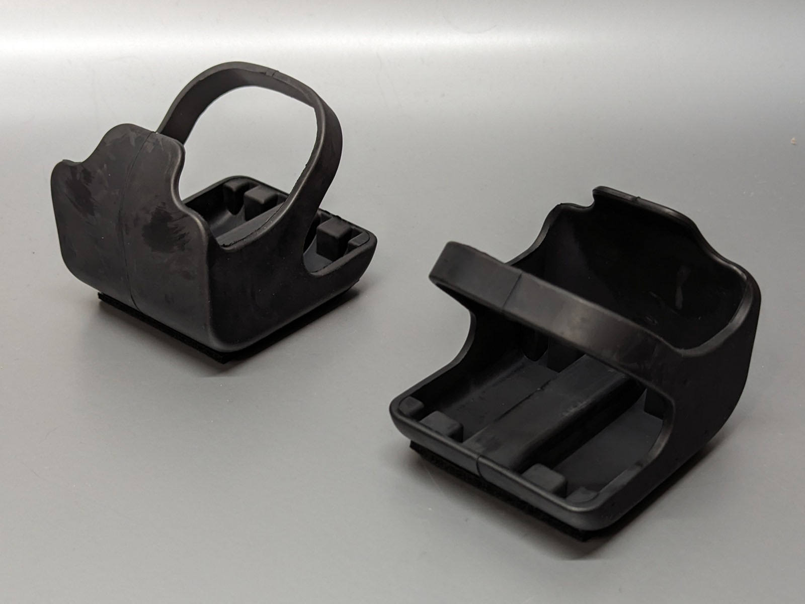 前方および後方から見たところ。文字通りスリッパのような形状をしている