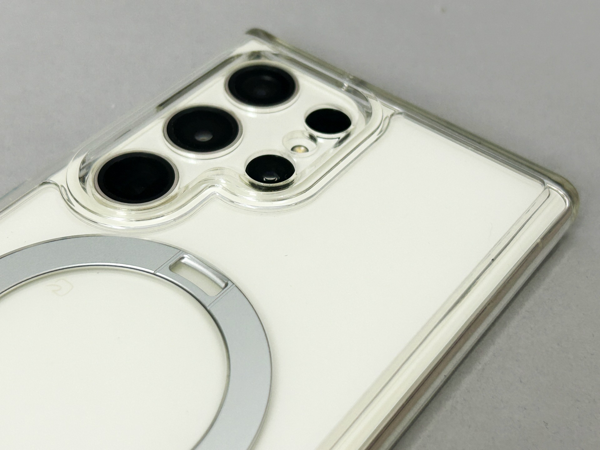 ポリカーボネートらしいツヤが気に入っている