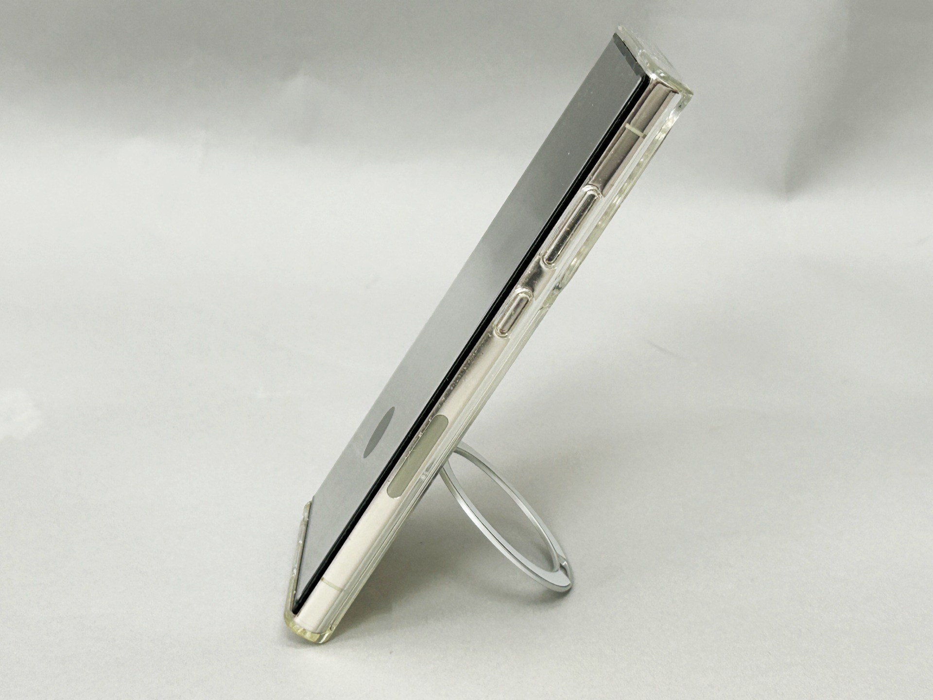 横置きも、カチッと止まってくれるしガタツキもない