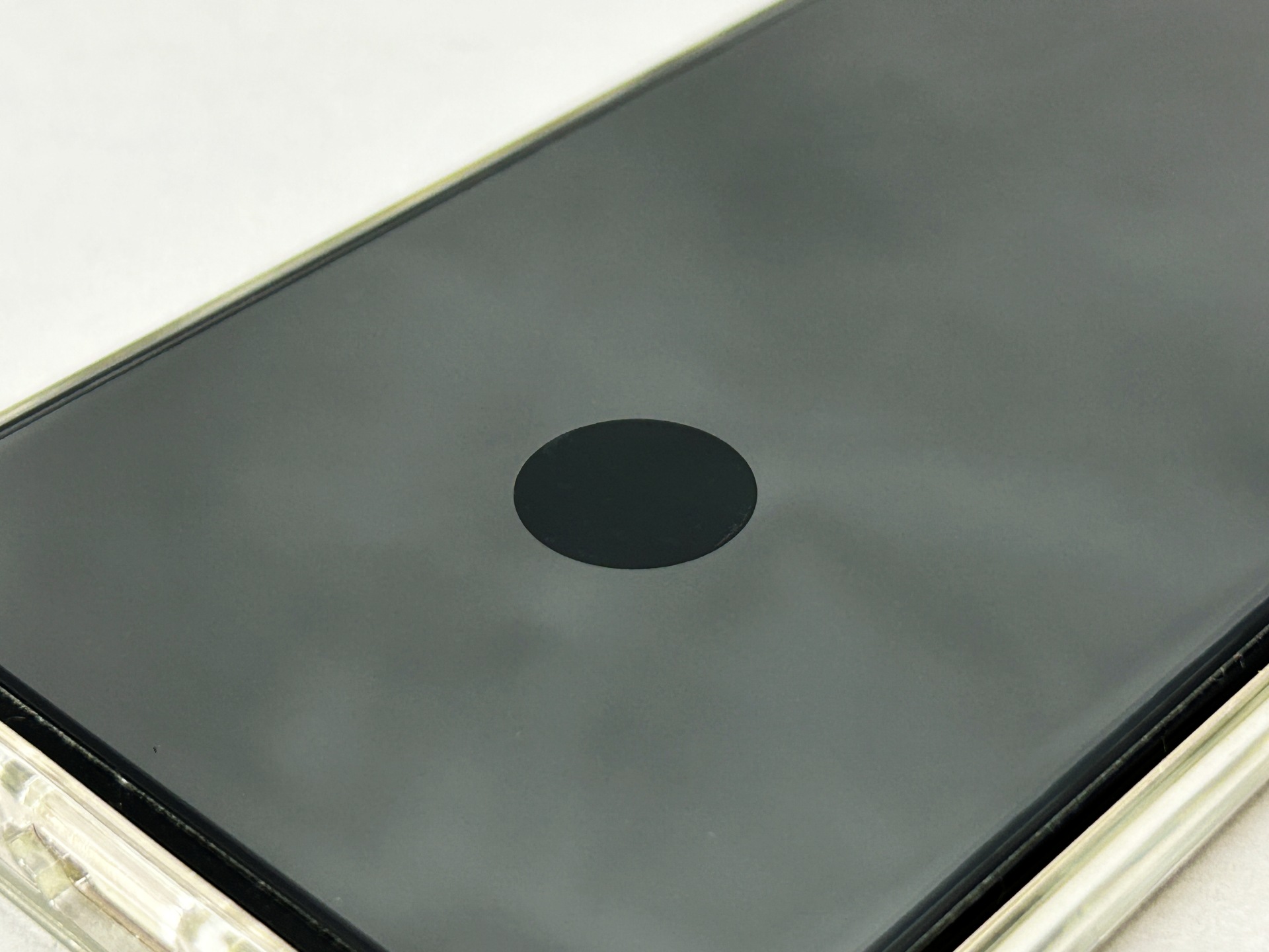 画面内指紋認証対応のガラスフィルムは、認識エリアの辺りの厚みが異なるためか、見た目がよろしくない