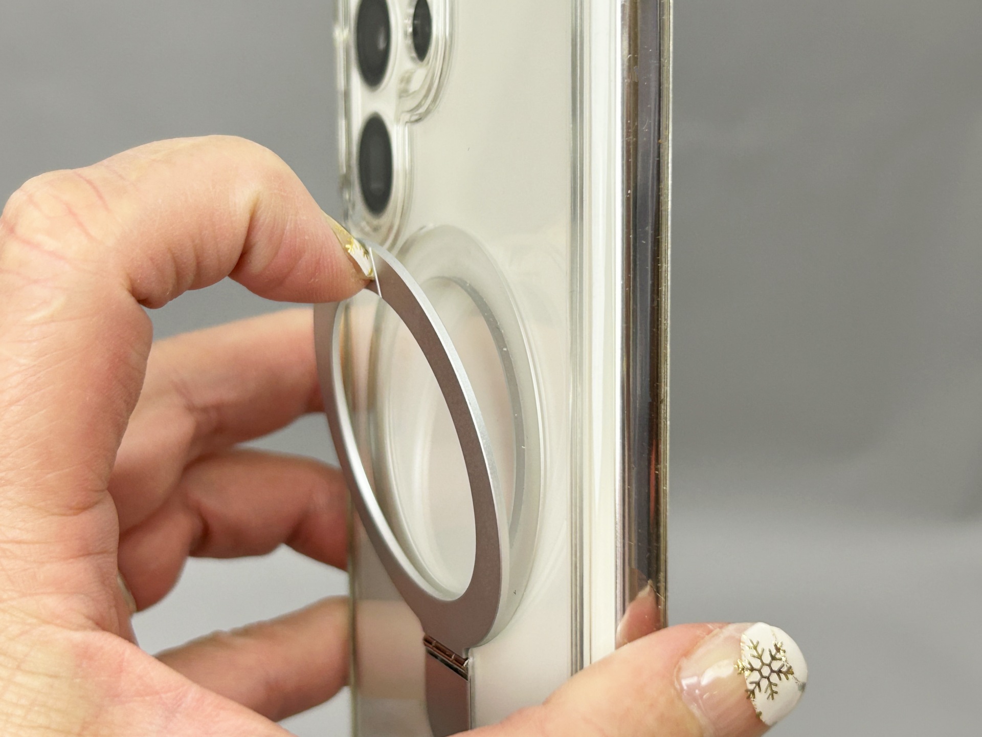 リングを開くときにはリング上に開いている穴を使う