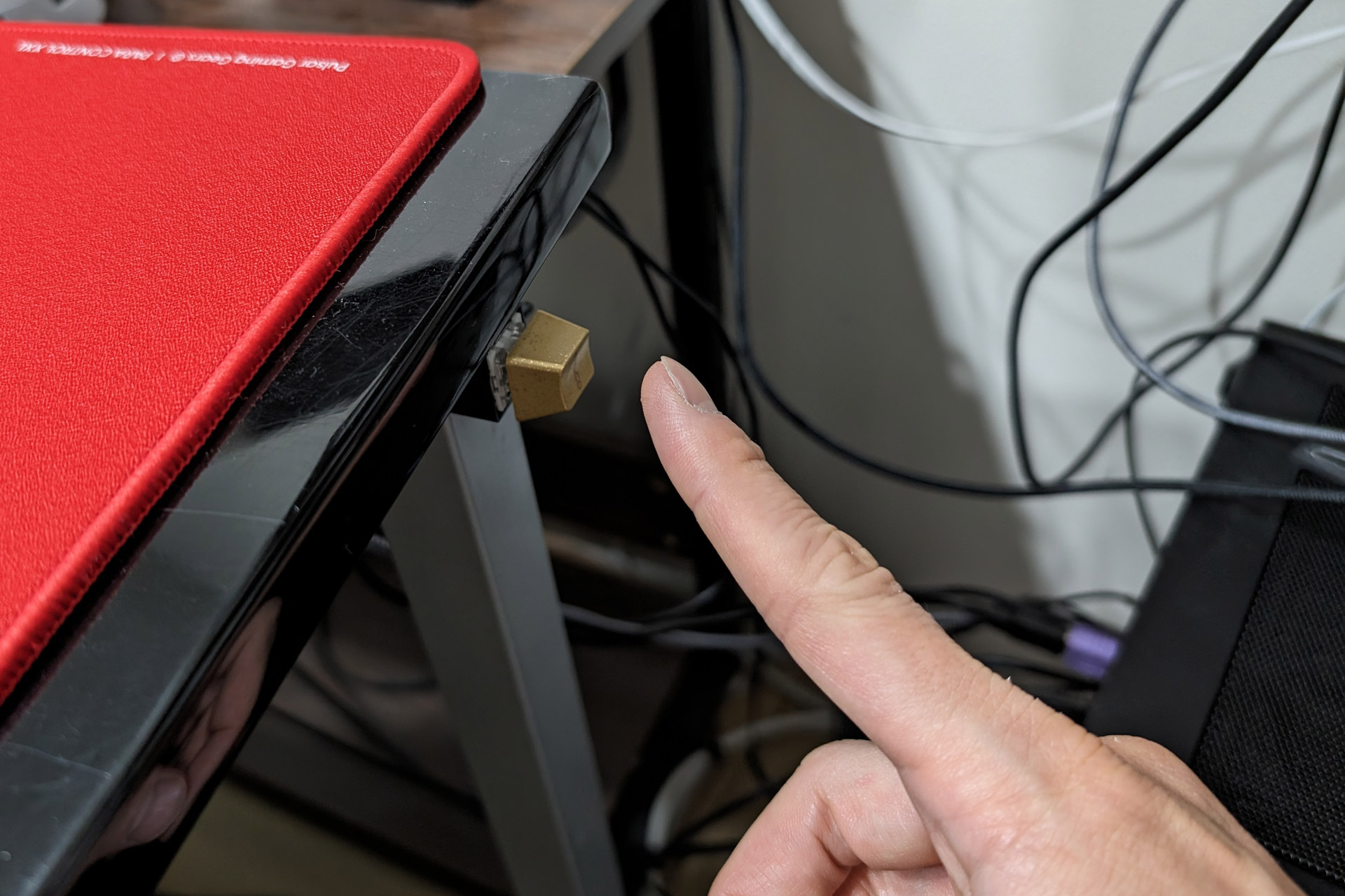 椅子に座った状態で電源スイッチに楽に手が届く