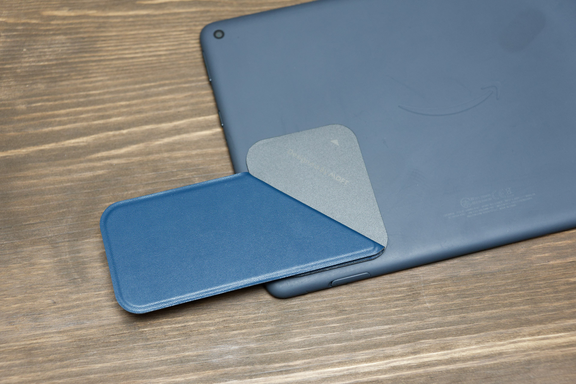 軽い力で折りたたんだり、開いたりできる