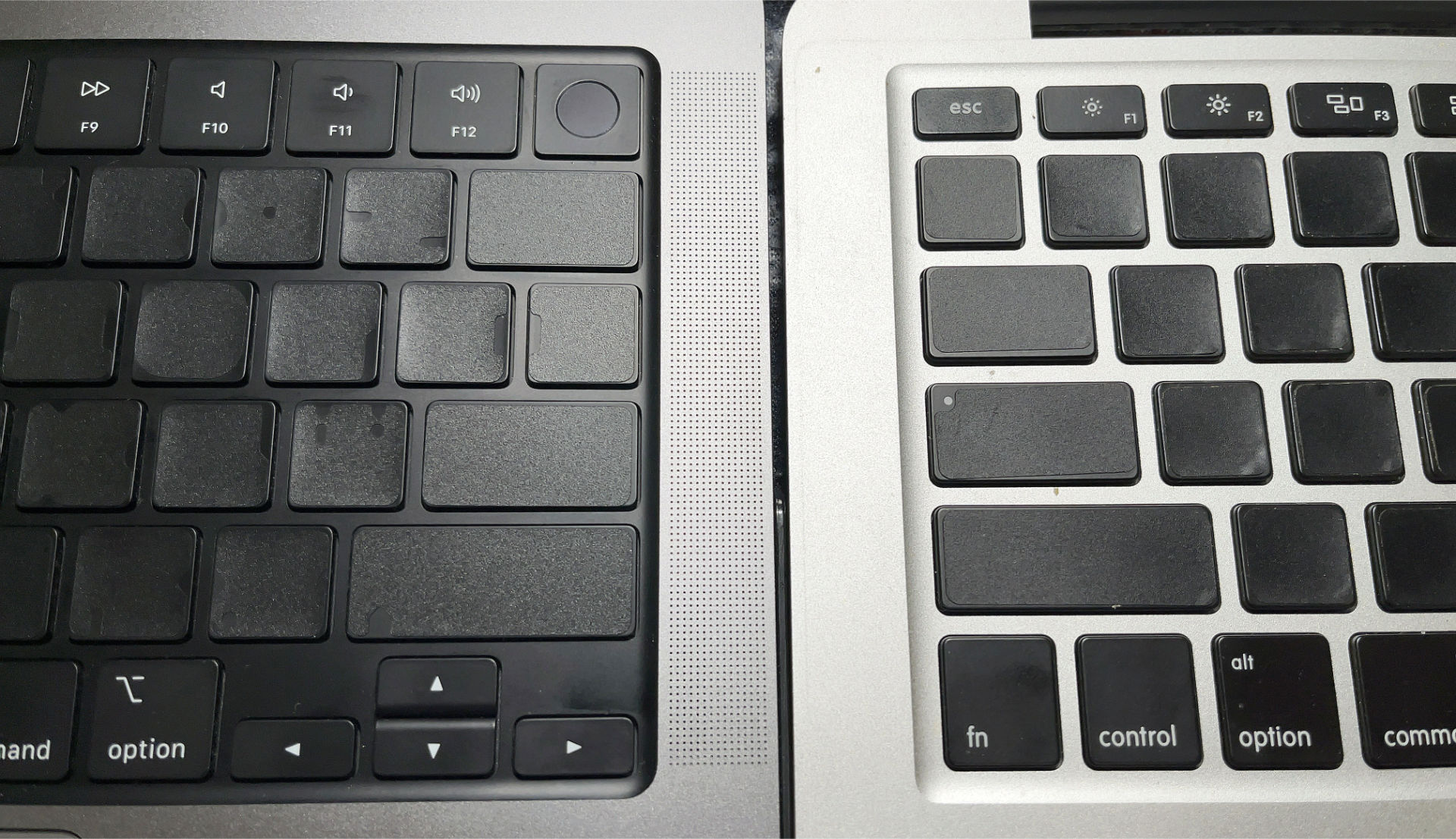 新しいMacBook Proと今まで使っていたMacBook Pro 2015モデルの比較。何度か貼り直しているので端がへたっているが、現在でも十分使えるのはすごい。