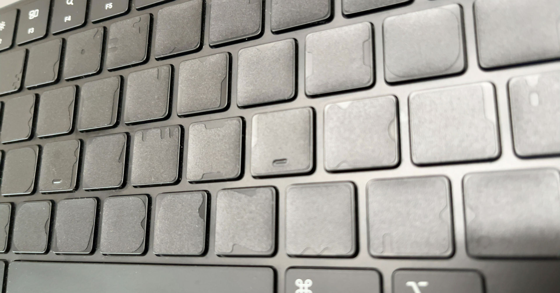 キーボードに貼った状態。最上段と最下段は貼っていない。