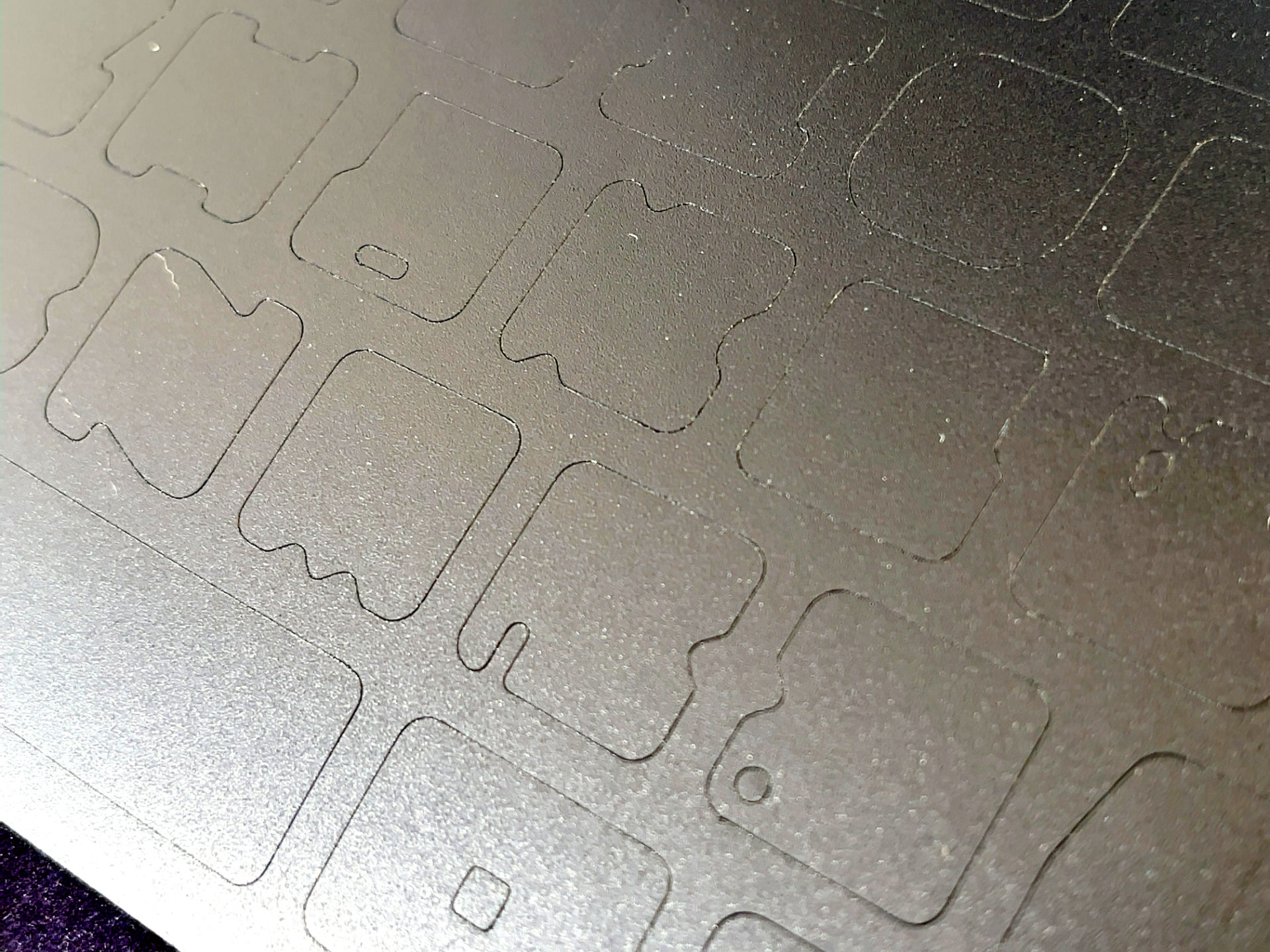 剥がす前のシールを拡大した。カットの筋が以前の製品よりずいぶん複雑になっているのがわかる。