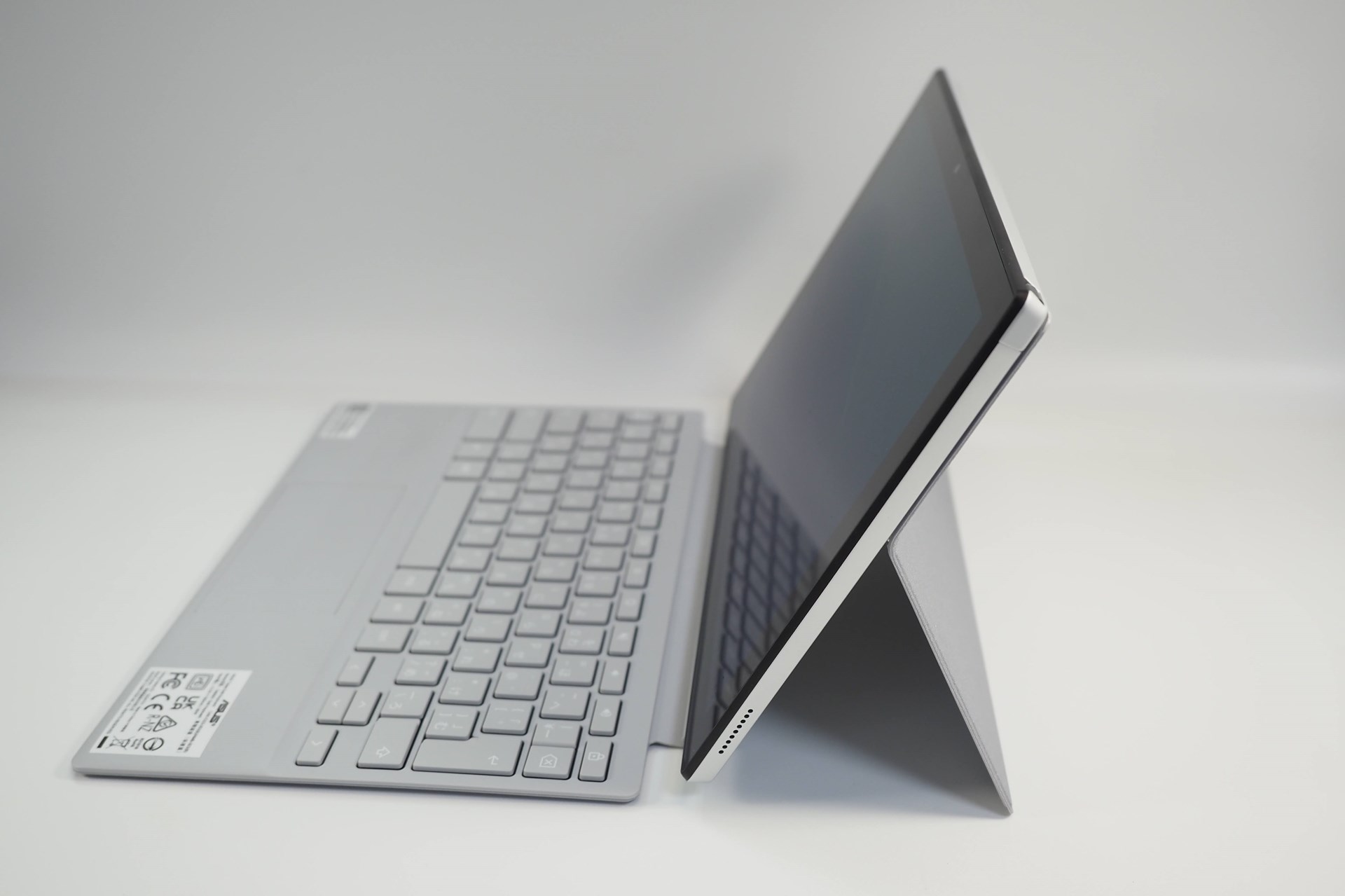 スタンド付き背面カバーとキーボードを装着した状態