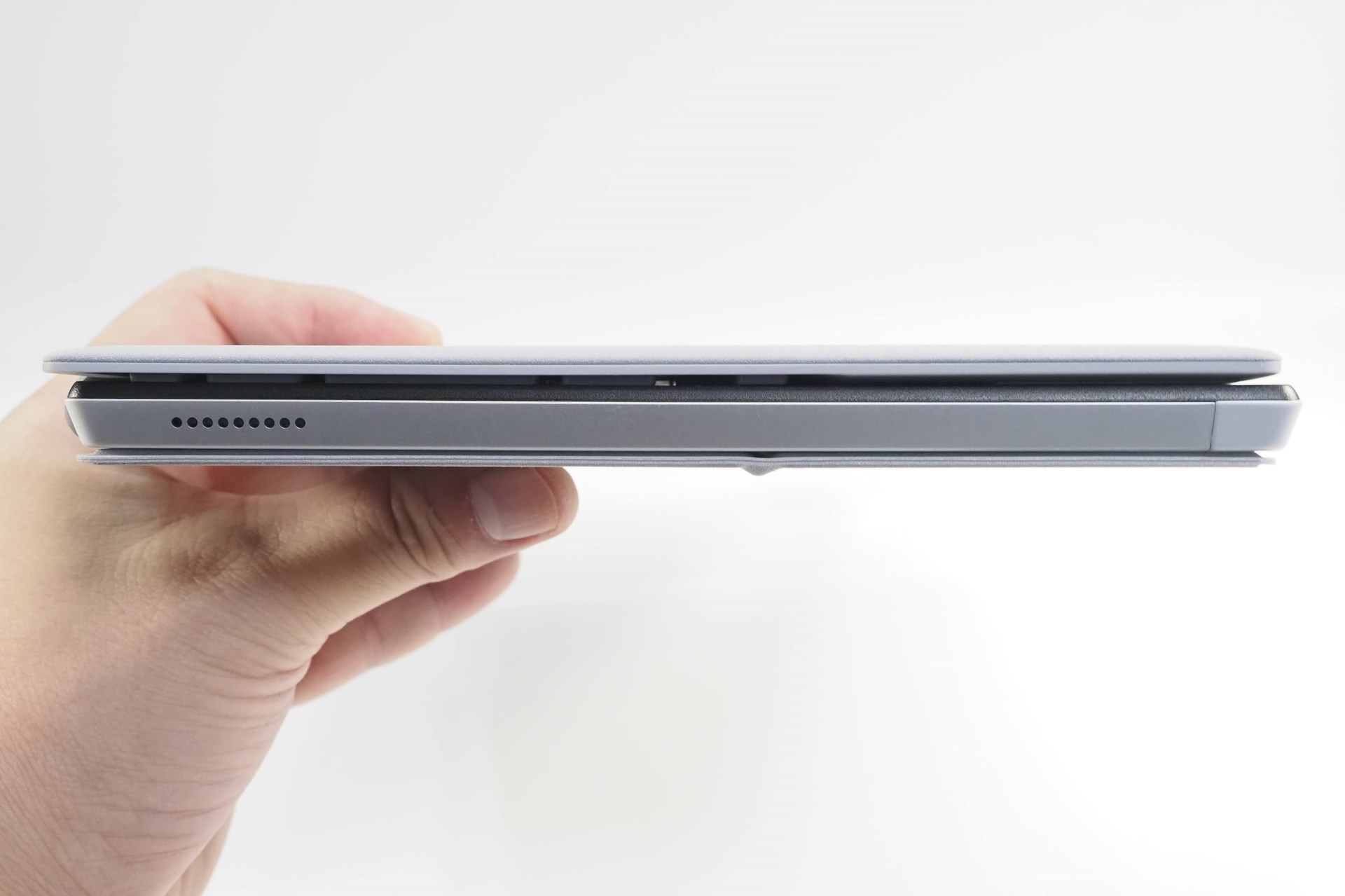 背面カバーとキーボードを装着した状態だと、厚さは約14.65（H）mm