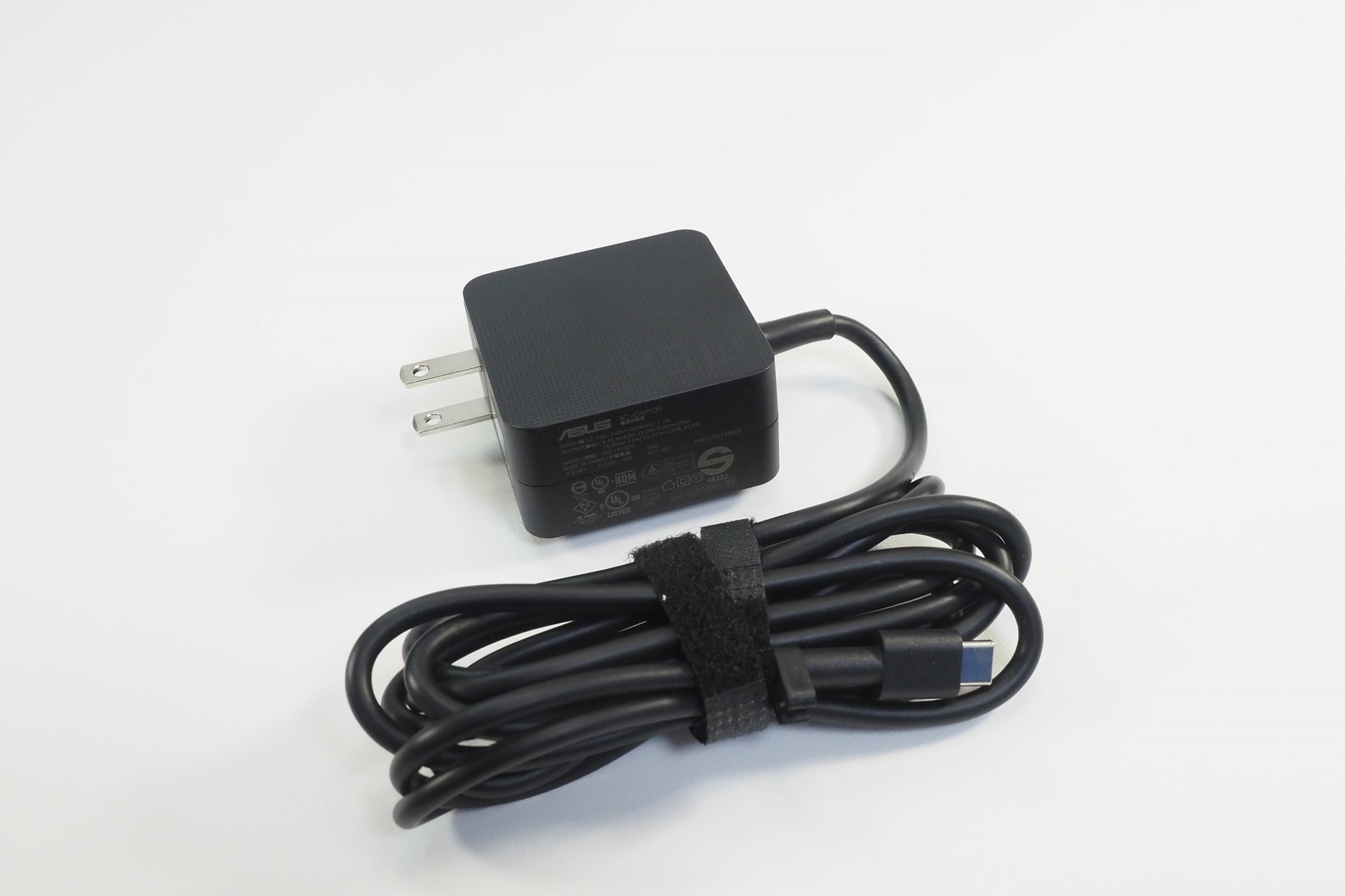 付属の充電器は45Wの出力。プラグが折りたたみ式ではないのが残念