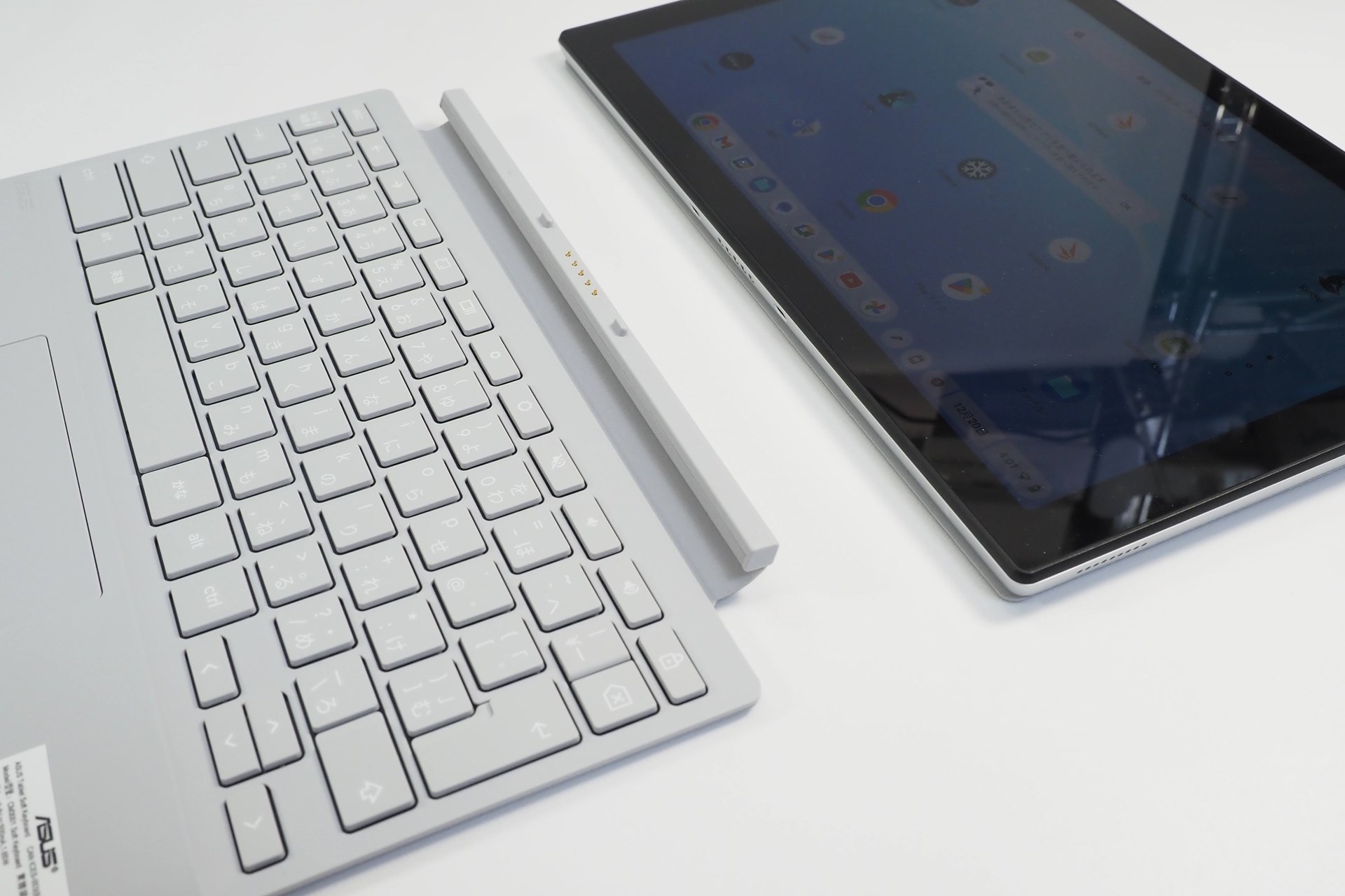 キーボードは引っ張れば簡単に取り外せる