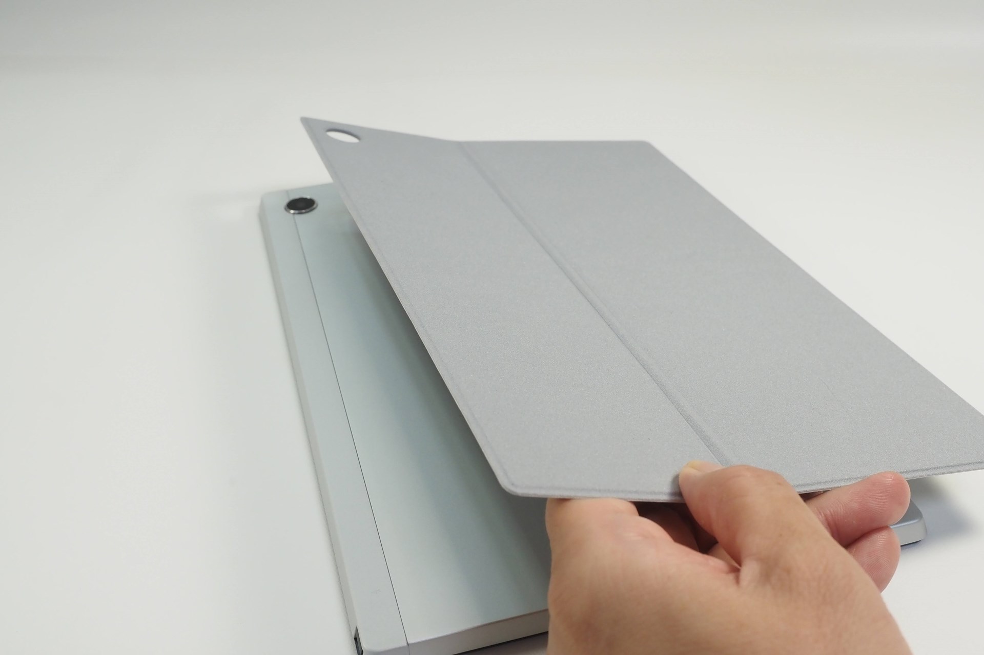 背面カバーもマグネットで貼り付いており、使っていて簡単に外れることはないが、取り外しはしやすい