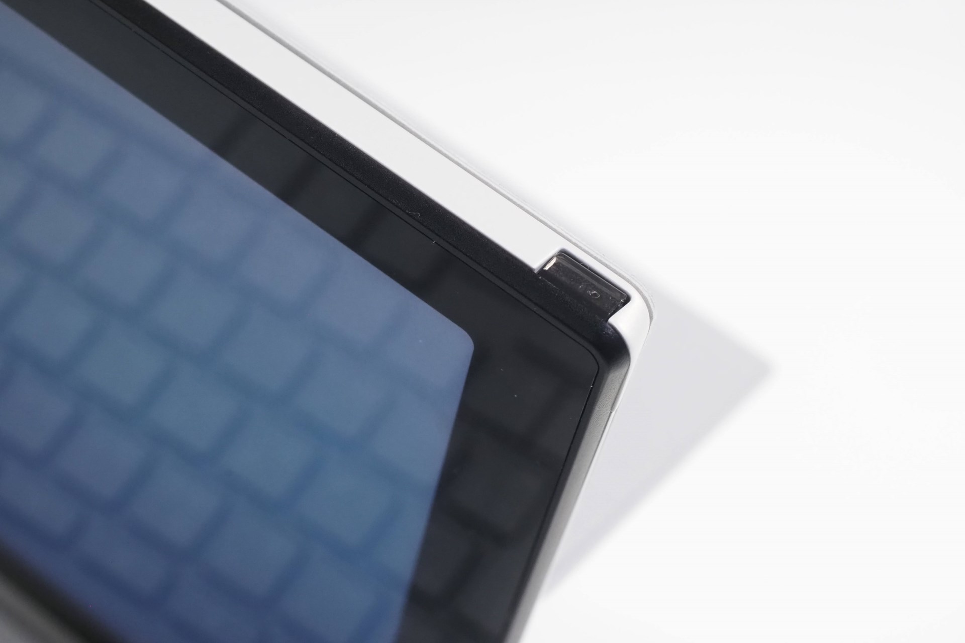 本体上部の縁にある黒い部分を押すとスタイラスペンが出てくるシステム