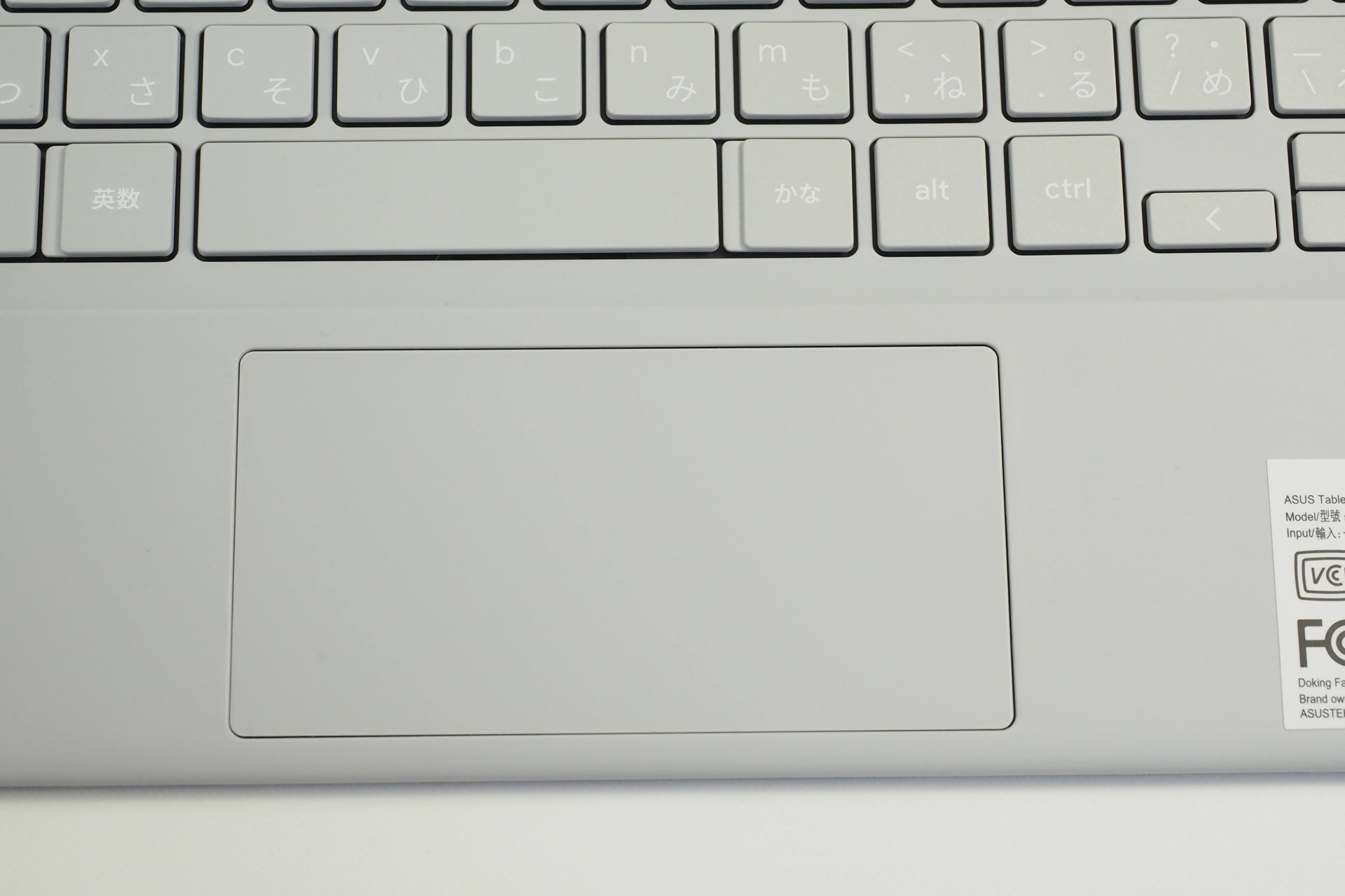 タッチパッドも作業しやすい十分な広さがある