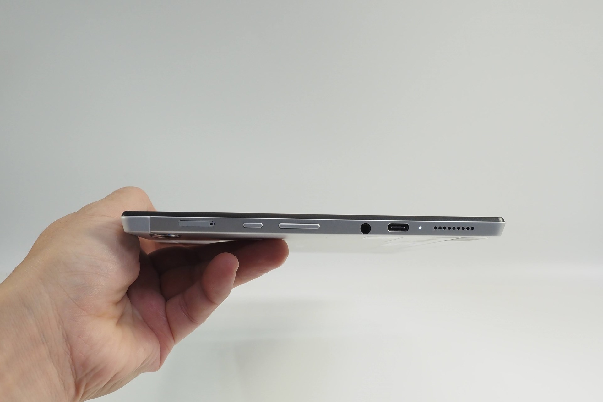 本体左側面には、左からSIMスロット、電源ボタン、音量ボタン、イヤホンジャック、Type-Cを装備