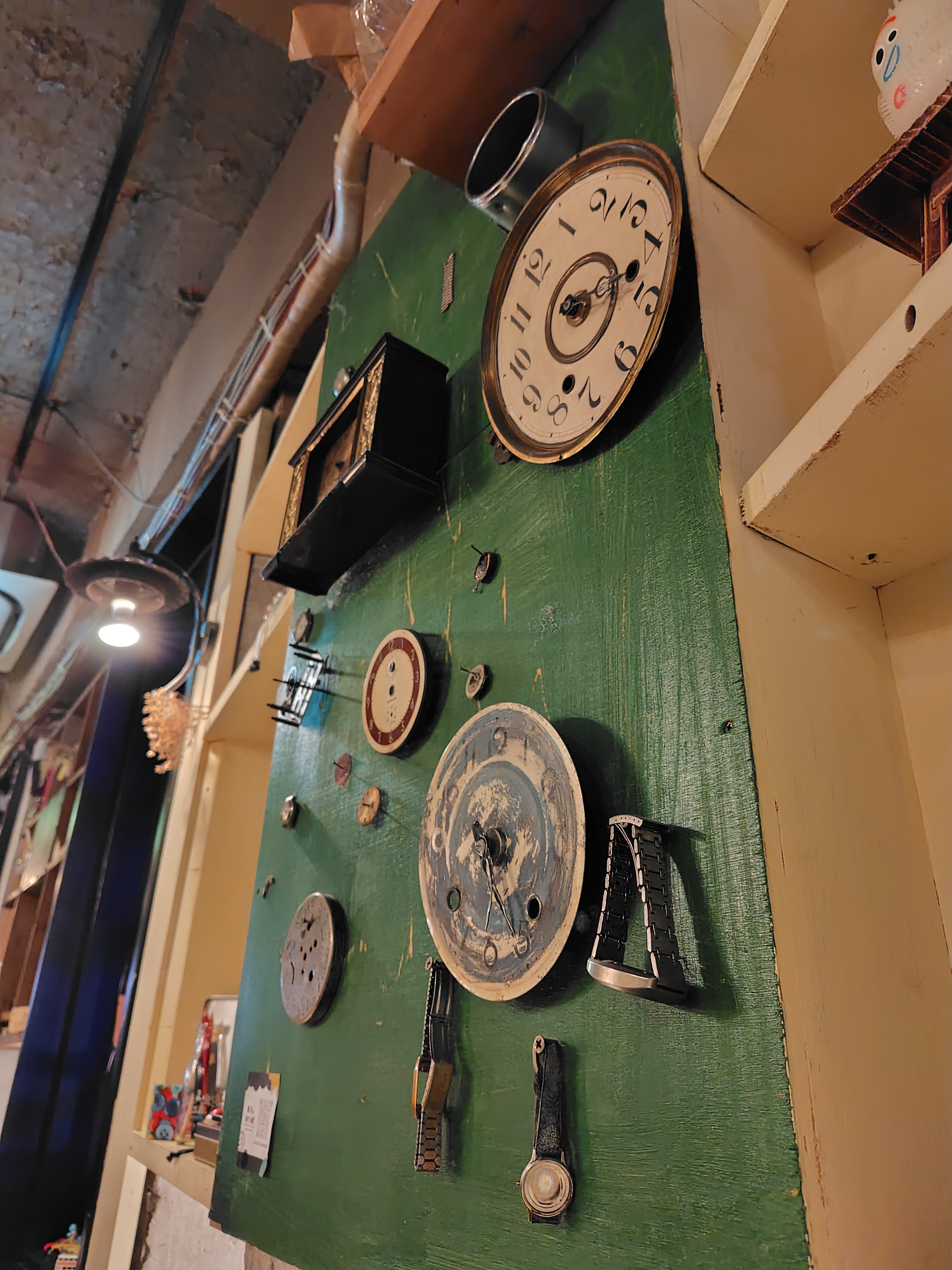 カフェの中で撮ったカット。ホワイトバランスもほどよく現場の雰囲気を残し、露出も見た目に近い感じに仕上がった。端末任せでほとんどのシーンで満足できるのではないか？カジュアルに撮影をエンジョイできる端末だ