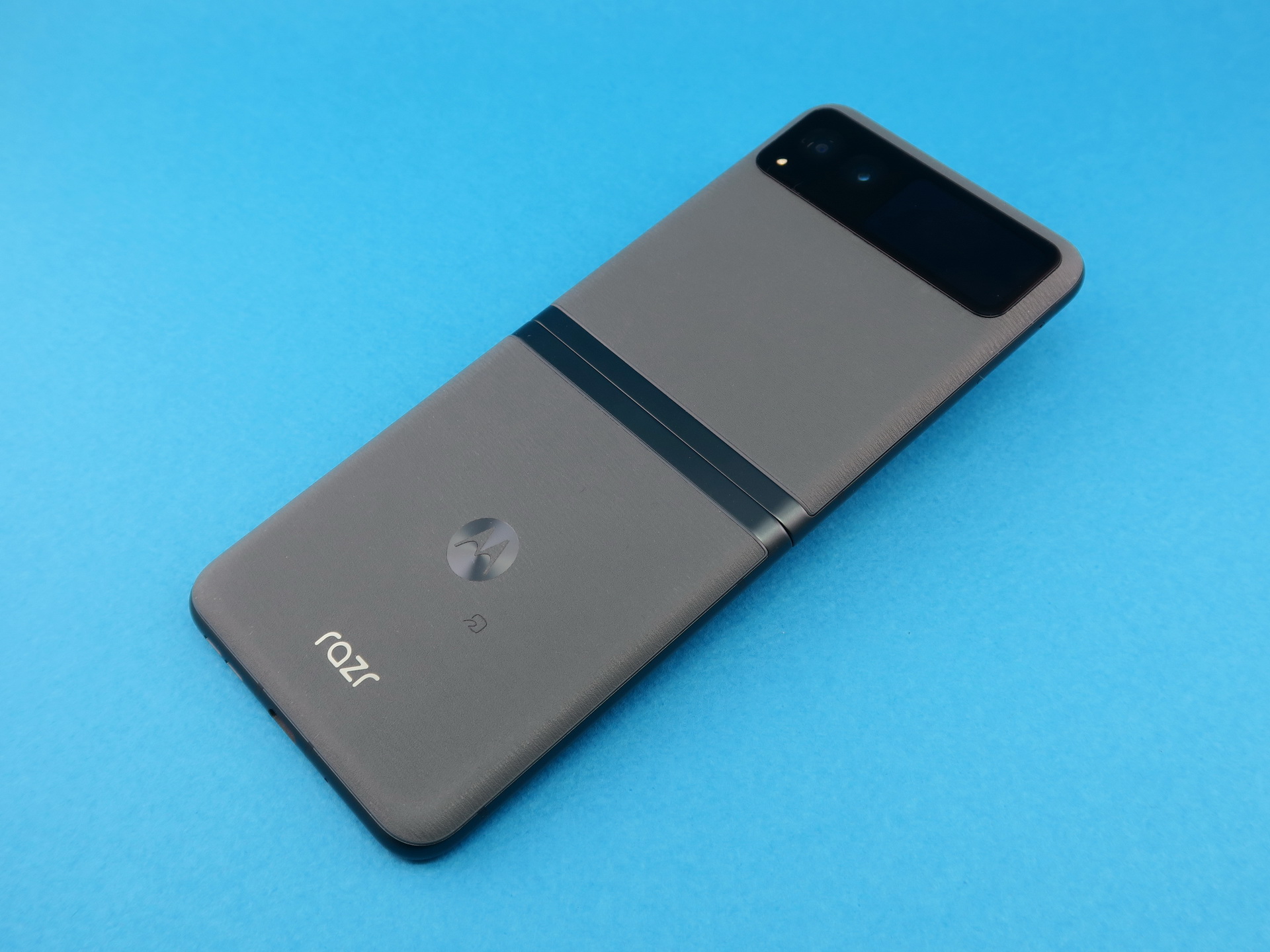 本体を開いた状態の背面。上下筐体の背面側もぴったり合わさる仕上げだが、本体を開くとき、手や指の皮膚を挟んでしまうことがあるので、少し気をつけたい