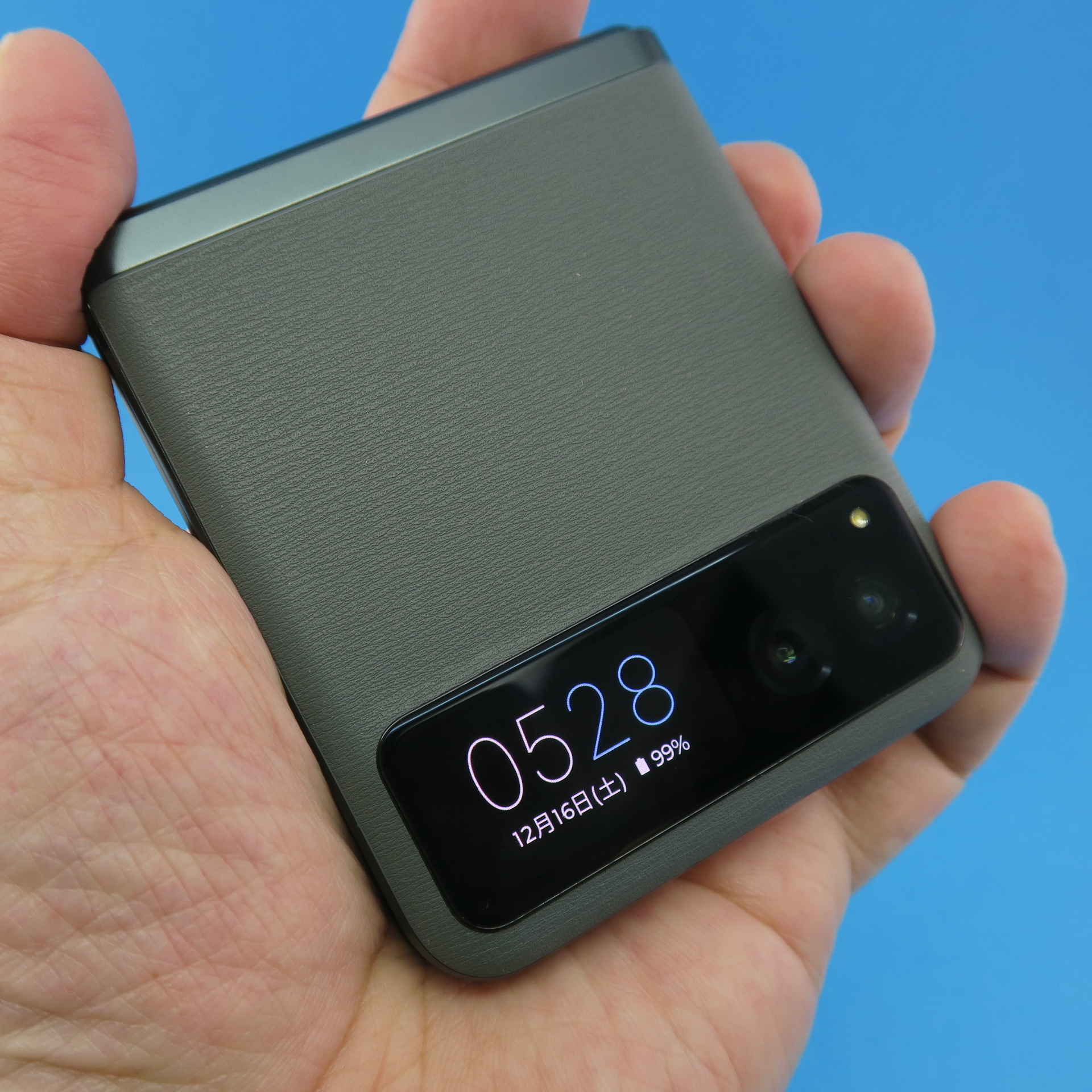 本体を折りたたむと、筆者くらいの手の大きさであれば、手にすっぽり収まるサイズ