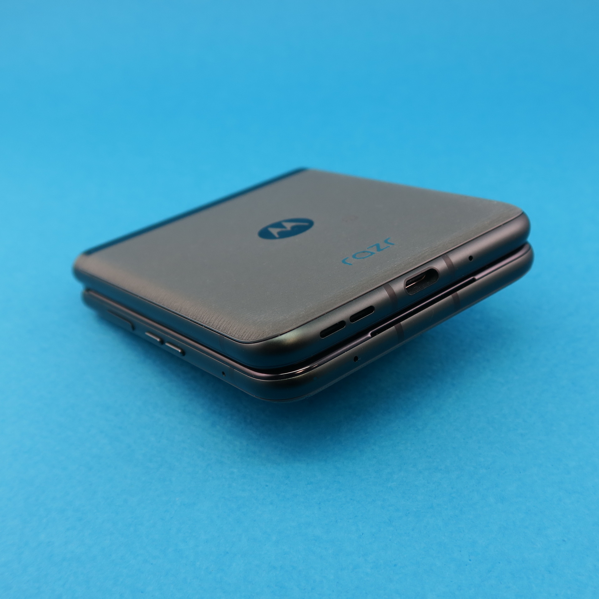 本体下部にはUSB Type-C外部接続端子を備える。やや背面寄りに備えられているため、市販のカバーを利用するときは、ケーブルの端子部分とケースの干渉に注意したい