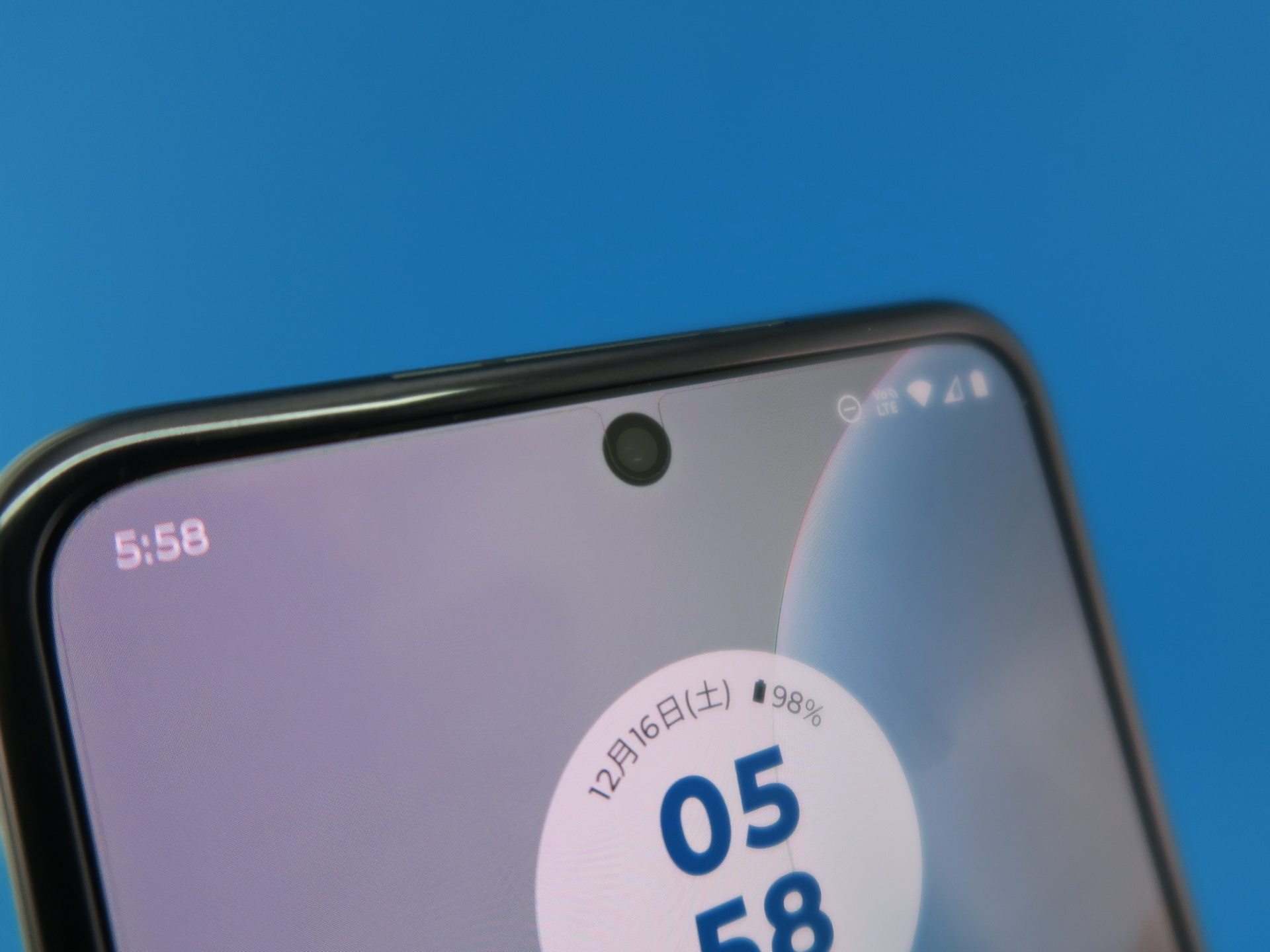 インカメラはメインディスプレイ上部のパンチホール内に搭載