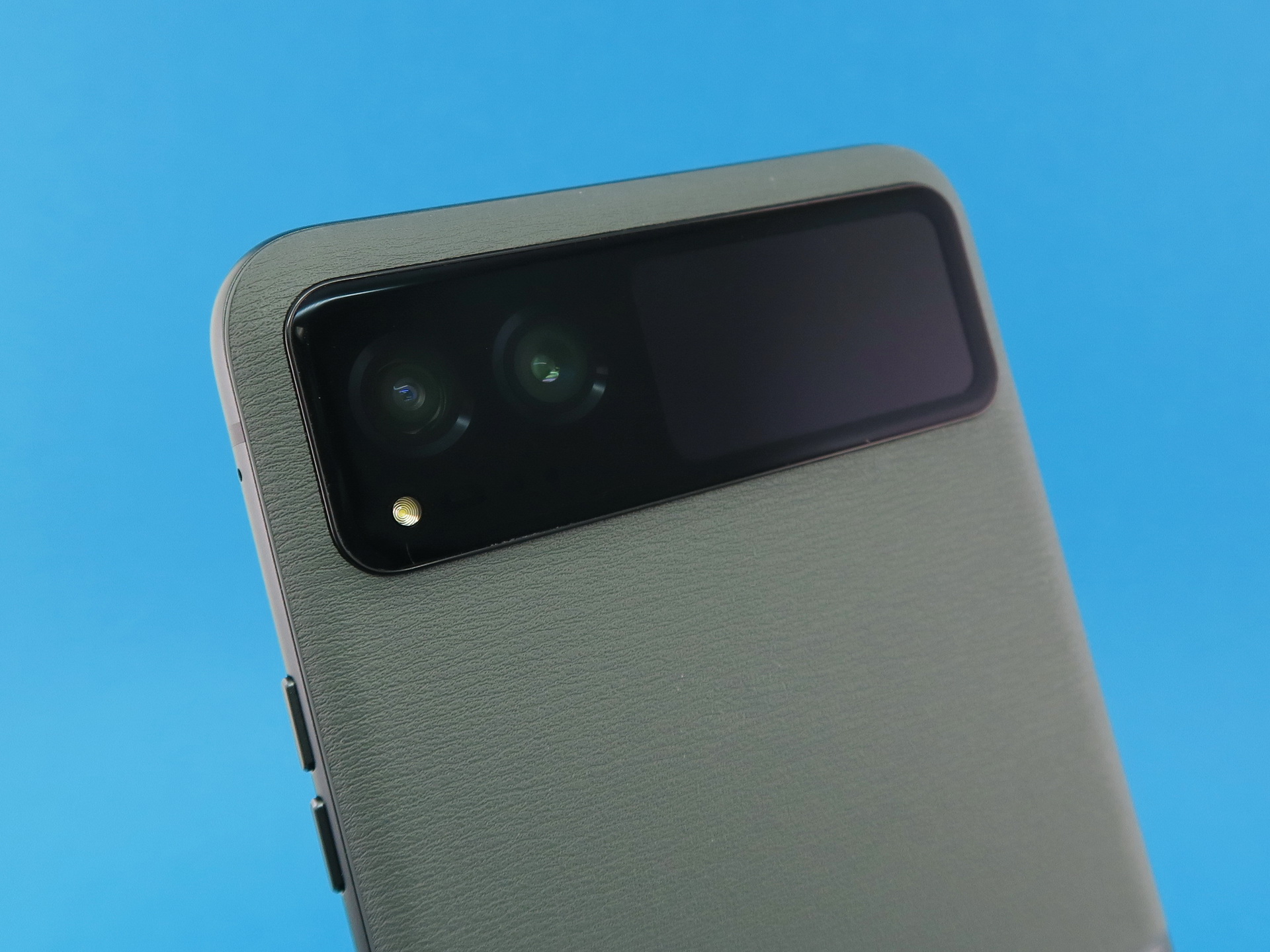 背面のメインカメラは6400万画素メインカメラと1300万画素超広角カメラのデュアルカメラを搭載