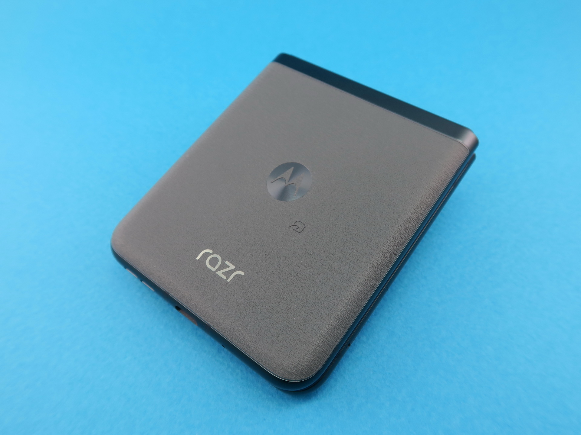 本体を閉じた状態の裏側。下側の筐体にはおなじみの「M」のロゴ、すぐ右下隣下側におサイフケータイのアイコン、「razr」の文字があしらわれている