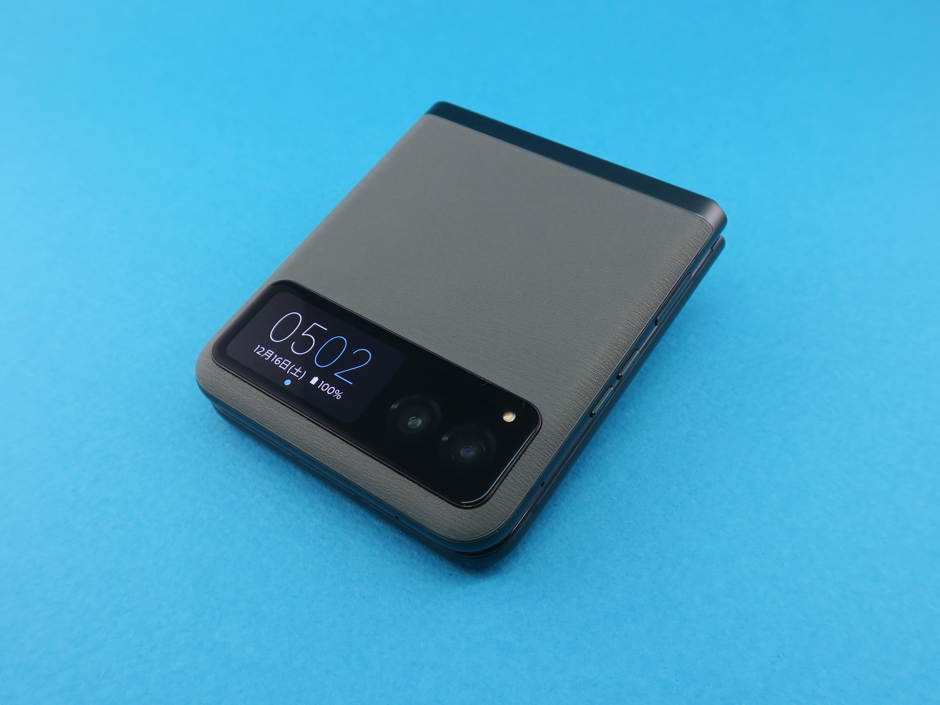 本体を閉じた状態の表側。上側の筐体にはアウトディスプレイとアウトカメラが備えられている。アウトディスプレイはタッチ操作に対応し、側面のボタンを押せば、点灯する