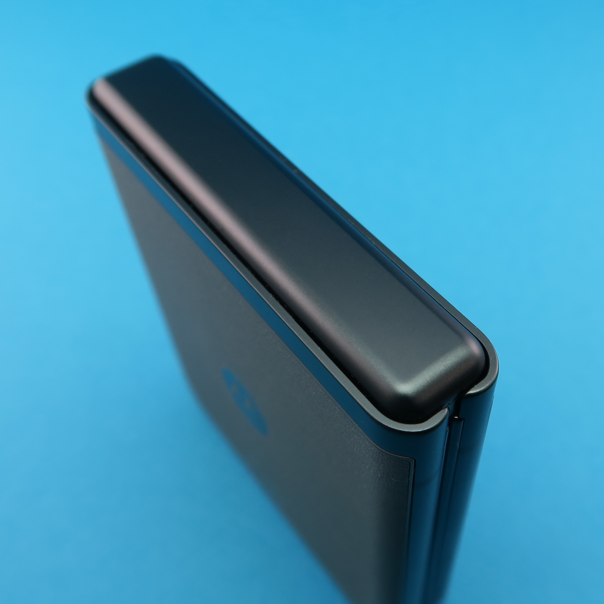 本体を閉じた状態のヒンジ部分。本体を開こうとすると、上下の筐体のカバー部分が合わさるため、手や指の皮膚と挟んでしまいそうになる