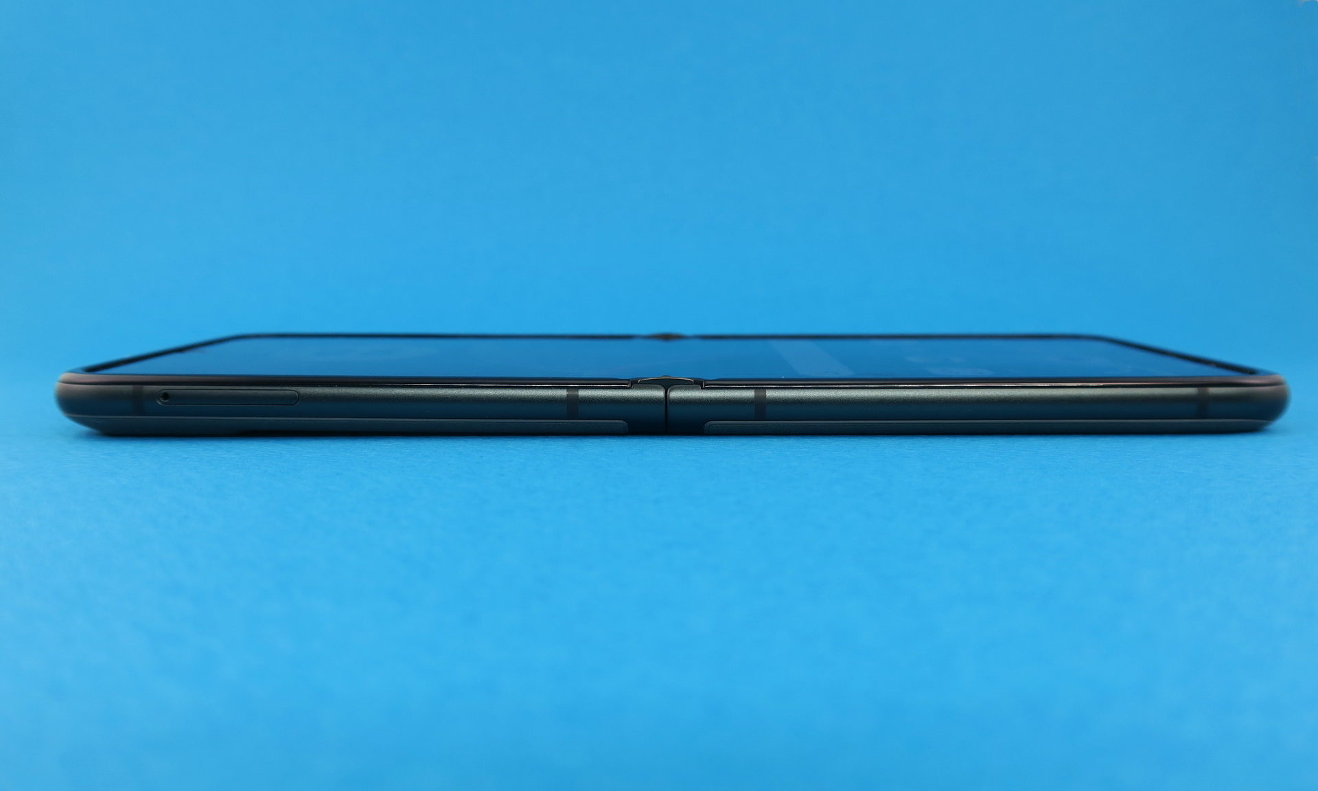 左側面は上側の筐体（左側）にピンで取り出すタイプのSIMカードスロットを備える