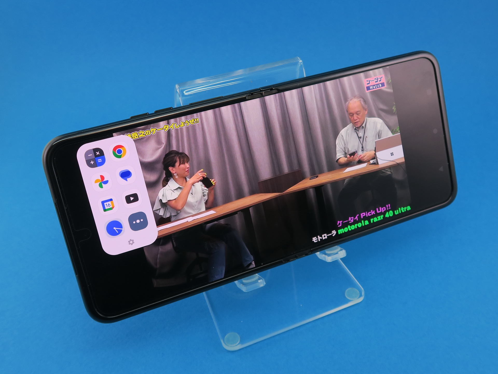 ［Moto］アプリ内の［サイドバー］を有効にすると、動画再生中にもサイドバーを表示して、他の機能やアプリを起動できる