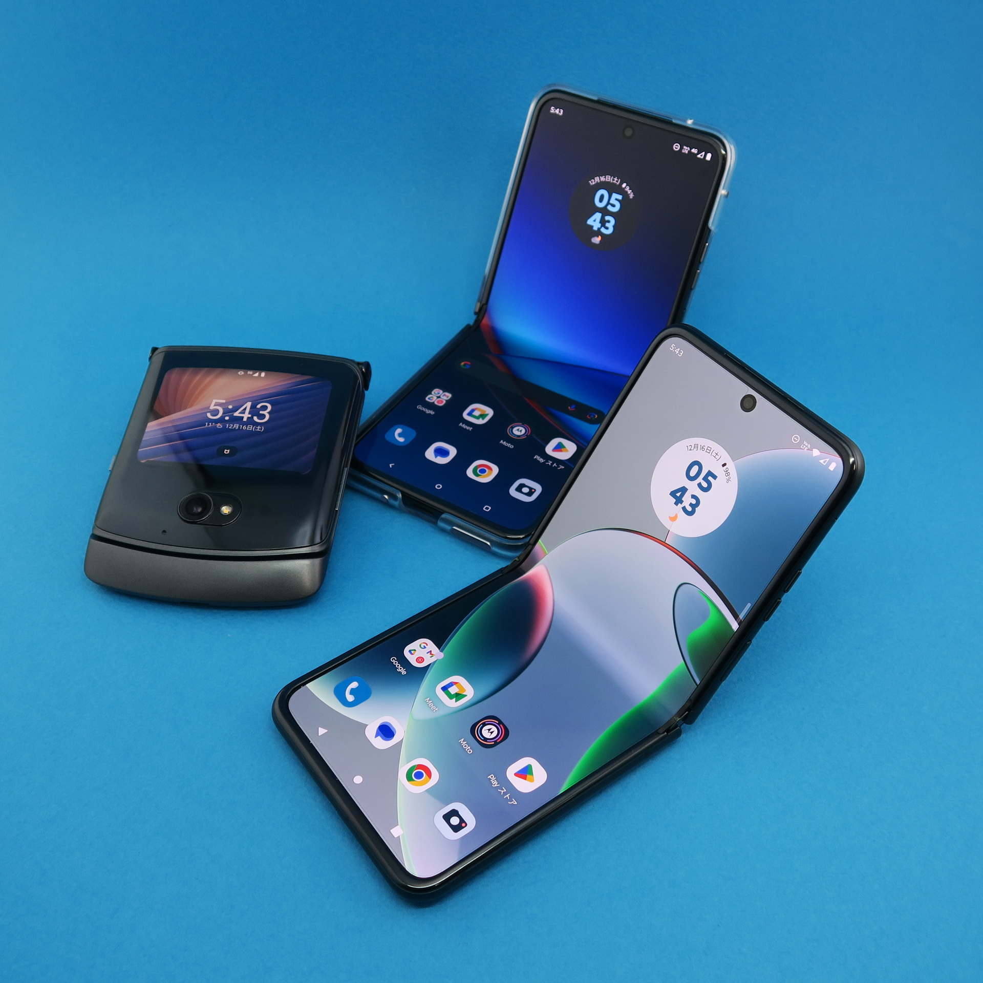 「motorola razr 40」（手前）、「motorola razr 5G」（左）、「motorola razr 40 ultra」（後ろ）
