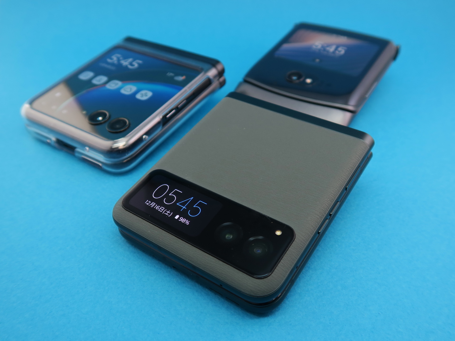 モトローラは2021年発売の「motorola razr 5G」（右後ろ）に続き、2023年は「motorola razr 40 ultra」（左後ろ）、「motorola razr 40」（手前）を相次いで投入