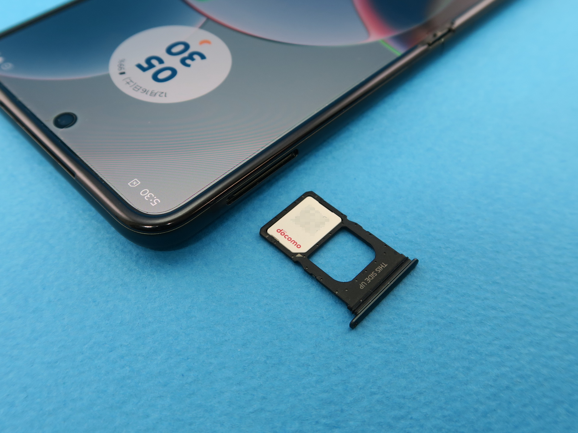 本体の上筐体の左側面に、ピンで取り出すタイプのSIMカードスロットを備える。SIMカードトレイは空いている部分があるが、装着できるのはnanoSIMカード1枚のみ。デュアルSIMはeSIMとの組み合わせで利用可能