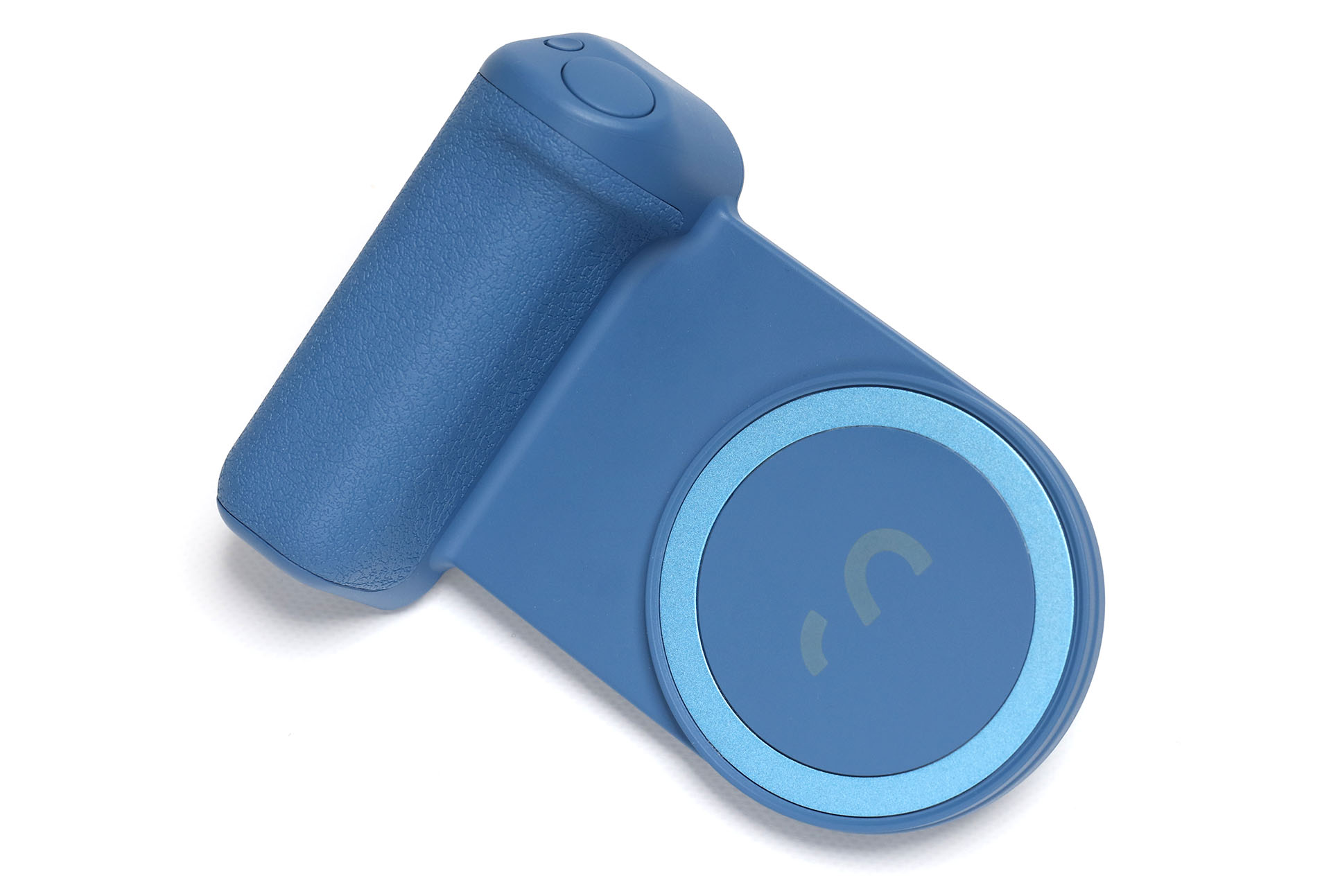 これはShiftCam「SnapGrip」。MagSafeでスマートフォンに吸着する撮影用グリップだ。ShiftCam Japan直販価格は1万2800円。